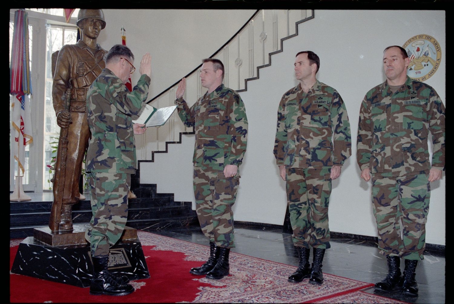 Fotografie: Wiederverpflichtung von Soldaten der U.S. Army Berlin im US-Hauptquartier in Berlin-Dahlem (AlliiertenMuseum/U.S. Army Photograph Public Domain Mark)
