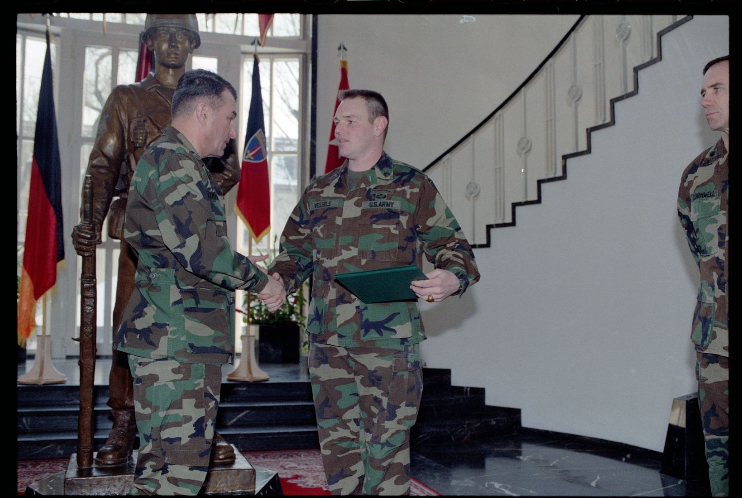 Fotografie: Wiederverpflichtung von Soldaten der U.S. Army Berlin im US-Hauptquartier in Berlin-Dahlem (AlliiertenMuseum/U.S. Army Photograph Public Domain Mark)