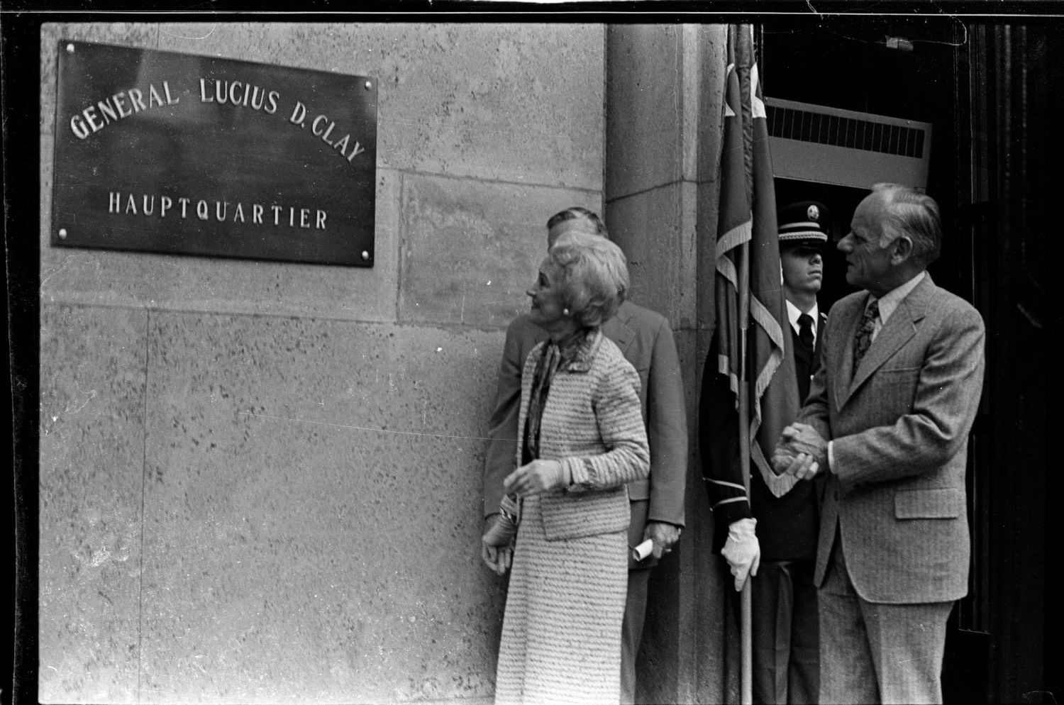 s/w-Fotografie: Umbenennung der U.S. Headquarters Berlin Brigade in Berlin-Dahlem in Lucius D. Clay Headquarters (AlliiertenMuseum/U.S. Army Photograph Public Domain Mark)
