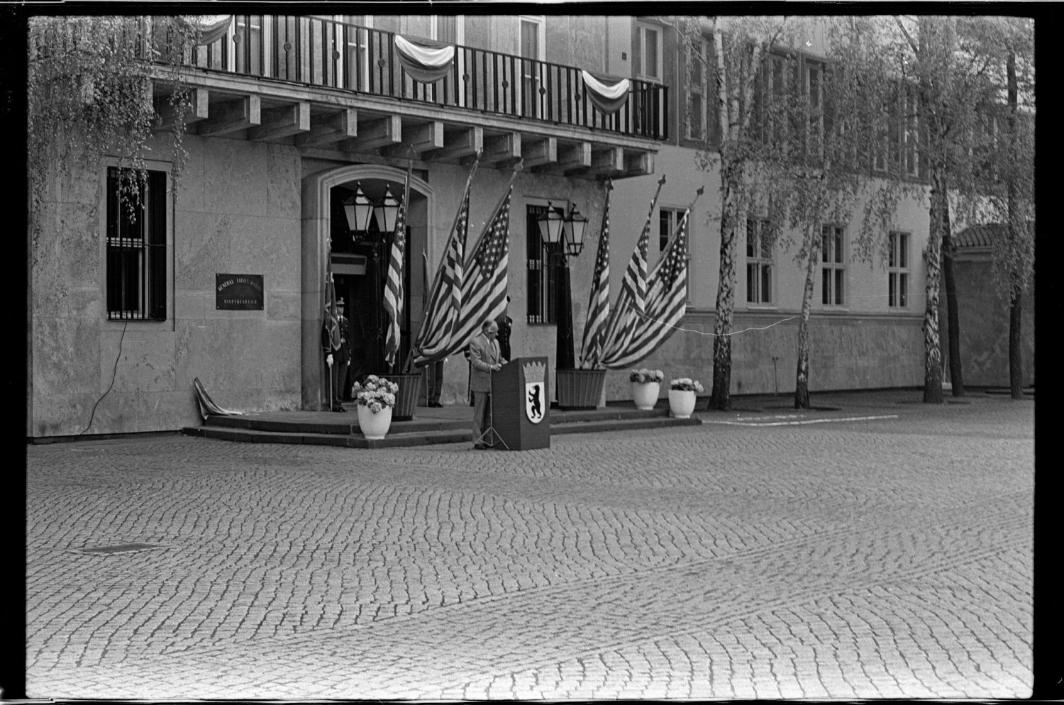 s/w-Fotografie: Umbenennung der U.S. Headquarters Berlin Brigade in Berlin-Dahlem in Lucius D. Clay Headquarters (AlliiertenMuseum/U.S. Army Photograph Public Domain Mark)