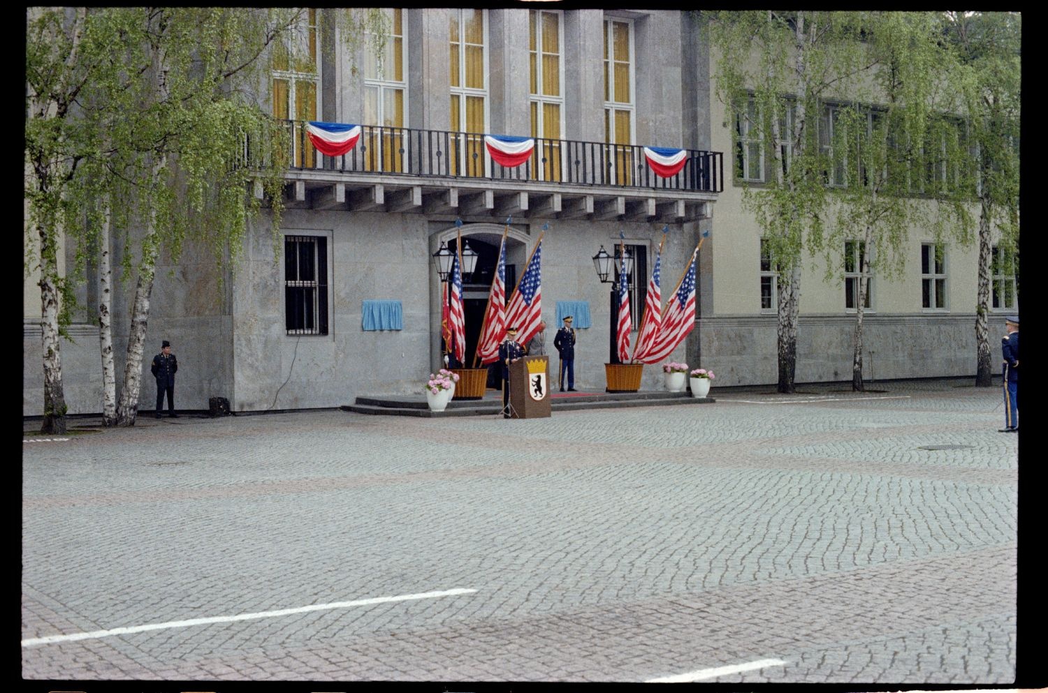 Fotografie: Umbenennung der U.S. Headquarters Berlin Brigade in Berlin-Dahlem in Lucius D. Clay Headquarters (AlliiertenMuseum/U.S. Army Photograph Public Domain Mark)