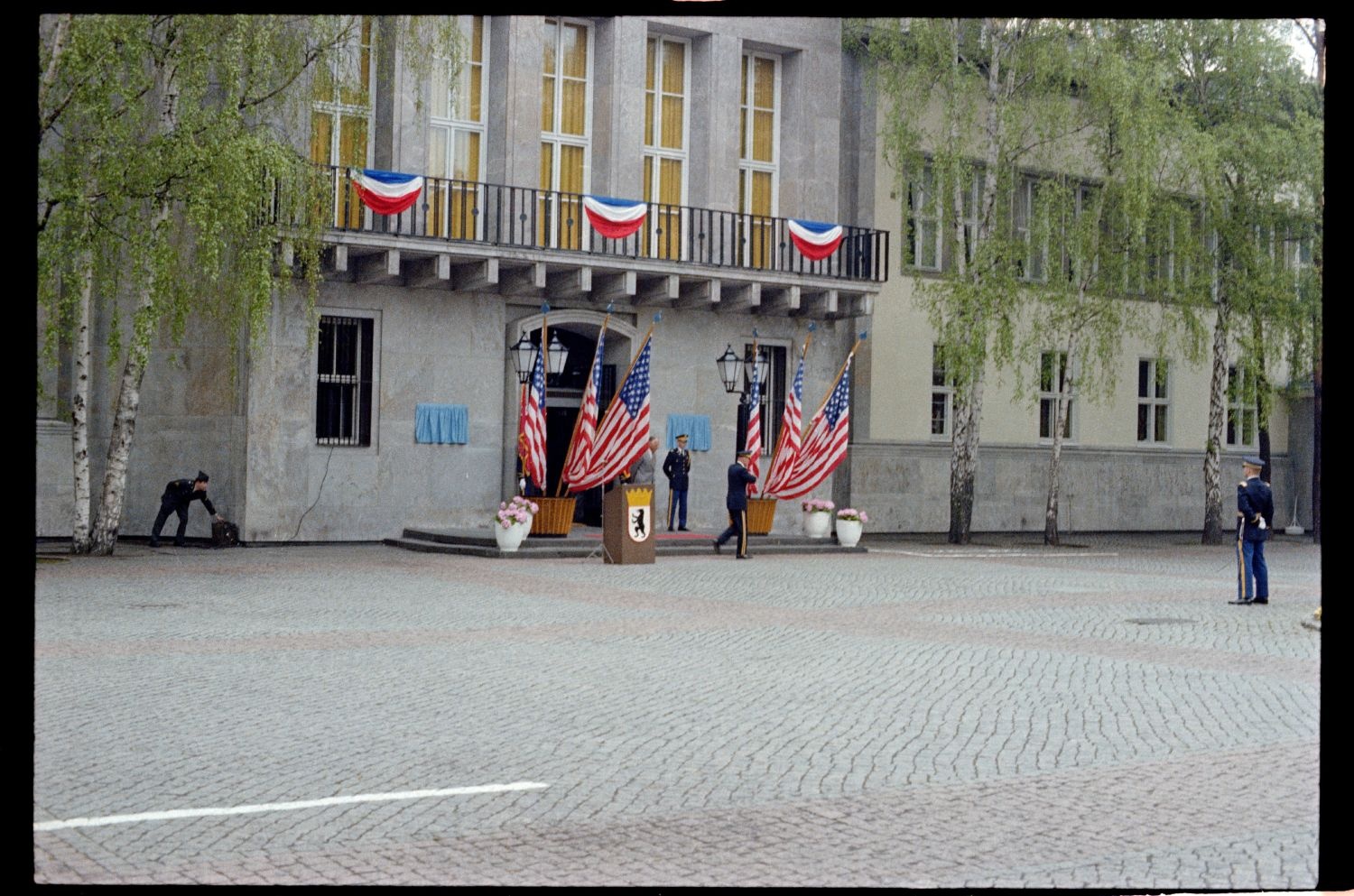 Fotografie: Umbenennung der U.S. Headquarters Berlin Brigade in Berlin-Dahlem in Lucius D. Clay Headquarters (AlliiertenMuseum/U.S. Army Photograph Public Domain Mark)