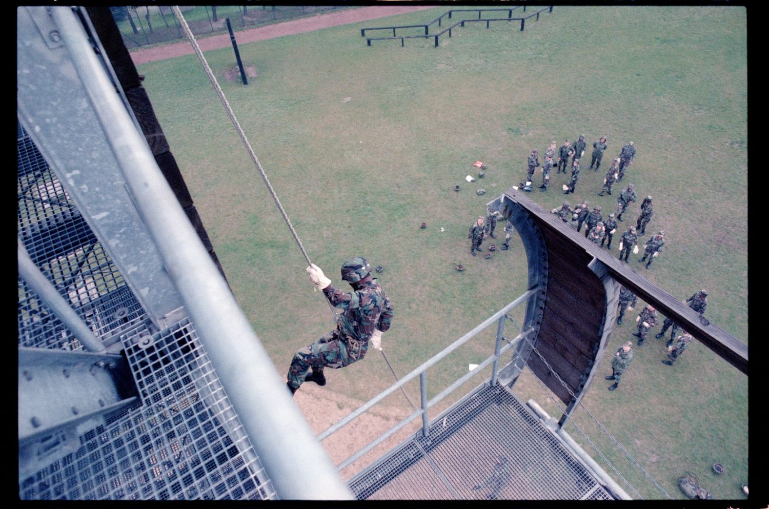 Fotografie: Sergeant`s Time Training in den McNair Barracks in Berlin-Lichterfelde (AlliiertenMuseum/U.S. Army Photograph Public Domain Mark)