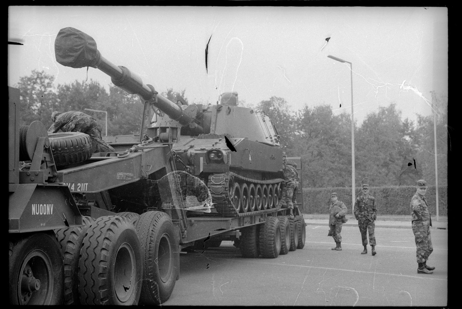 s/w-Fotografie: Verladung von Panzerhaubitzen der U.S. Army Berlin Brigade auf dem Platz des 4. Juli in Berlin-Lichterfelde (AlliiertenMuseum/U.S. Army Photograph Public Domain Mark)