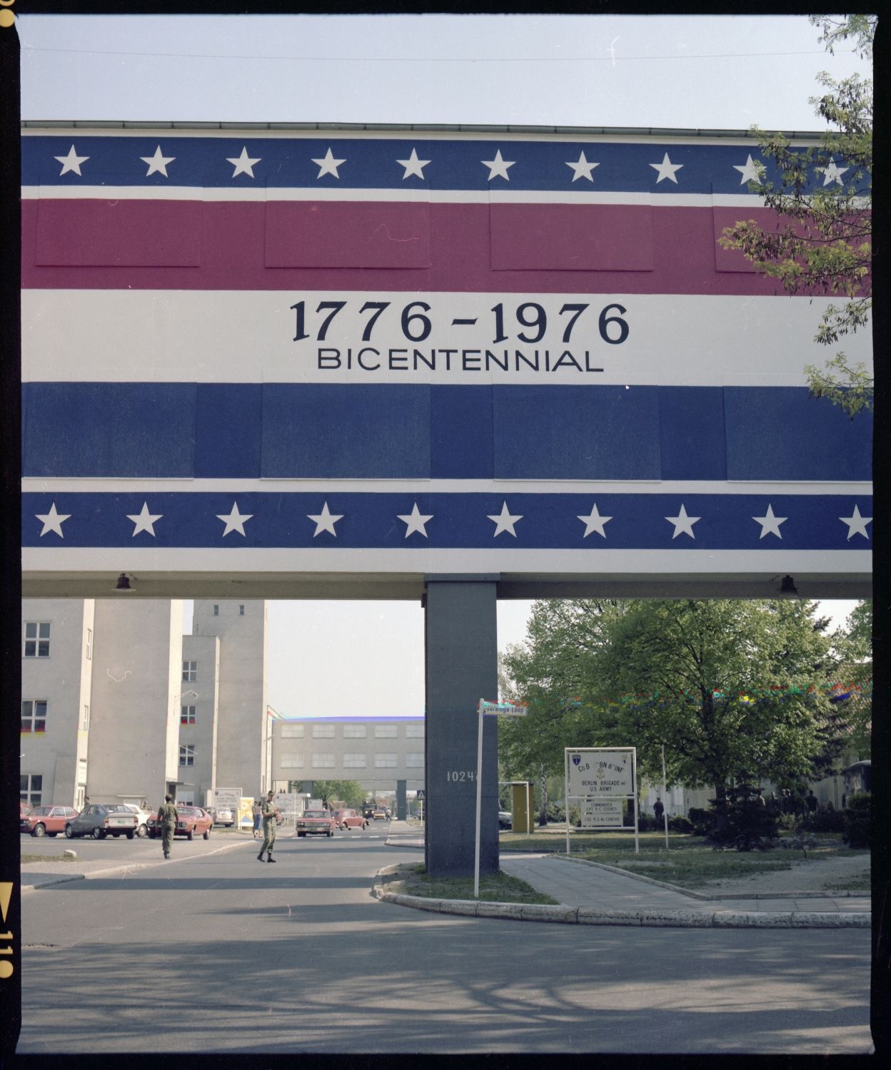 Fotografie: Wandbild zum 200. Jahrestag der Unabhängigkeitserklärung der USA in den McNair Barracks in Berlin-Lichterfelde (AlliiertenMuseum/U.S. Army Photograph Public Domain Mark)