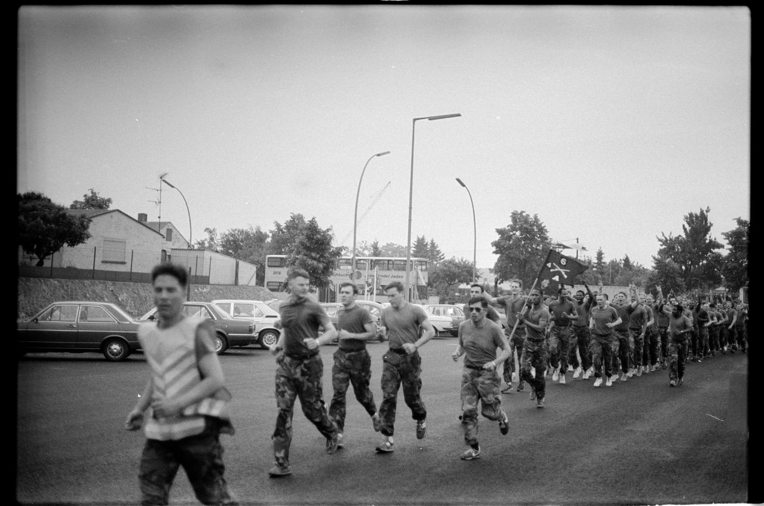 s/w-Fotografie: Brigade Run der U.S. Army Berlin Brigade in den McNair Barracks in Berlin-Lichterfelde (AlliiertenMuseum/U.S. Army Photograph Public Domain Mark)