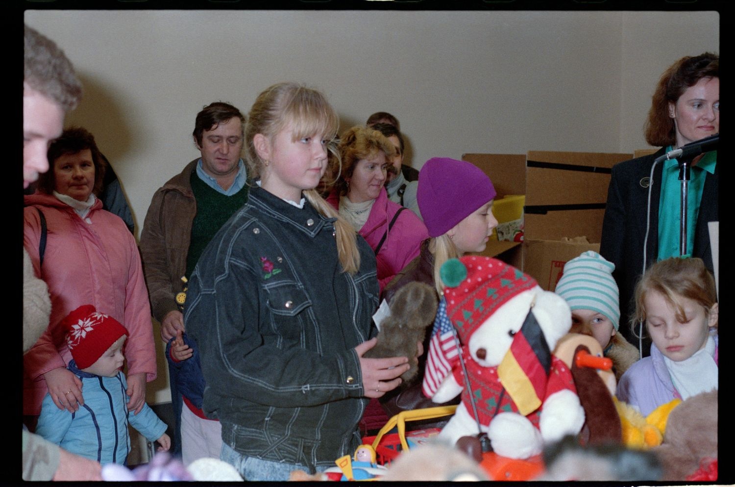 Fotografie: Übergabe von Spielzeugspenden für Kinder aus der DDR im Notaufnahmelager Berlin-Marienfelde (AlliiertenMuseum/U.S. Army Photograph Public Domain Mark)