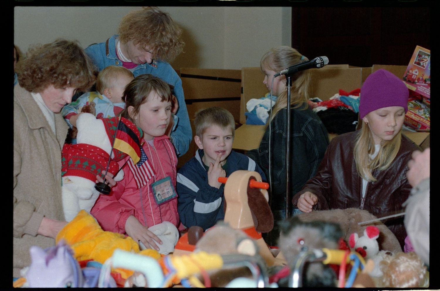 Fotografie: Übergabe von Spielzeugspenden für Kinder aus der DDR im Notaufnahmelager Berlin-Marienfelde (AlliiertenMuseum/U.S. Army Photograph Public Domain Mark)