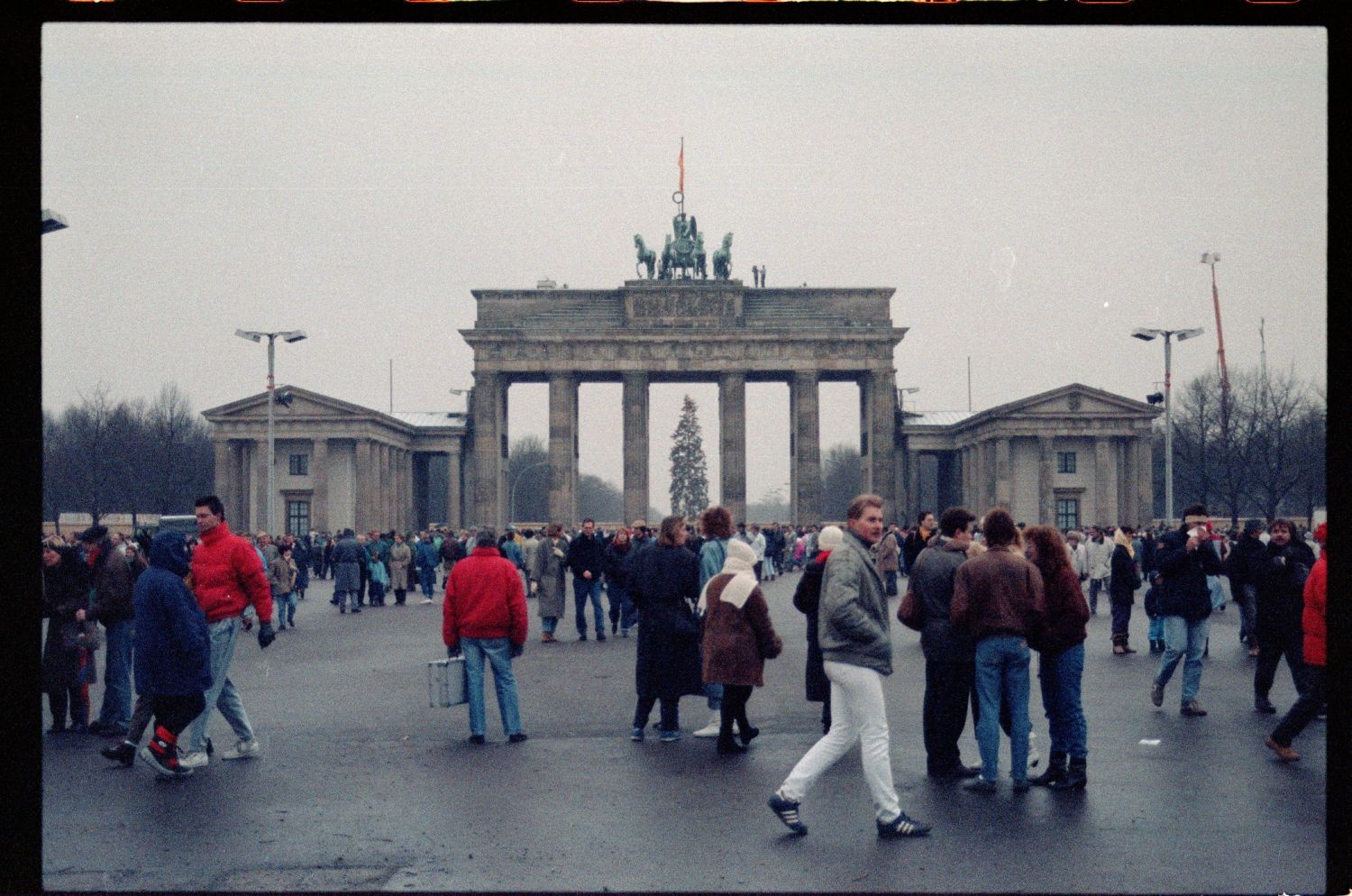 Fotografie: Erster Gesamt-Berliner Neujahrslauf 1990 in Berlin (AlliiertenMuseum/U.S. Army Photograph Public Domain Mark)