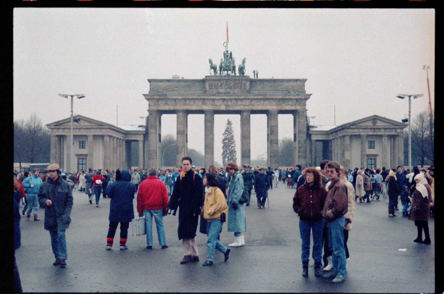 Fotografie: Erster Gesamt-Berliner Neujahrslauf 1990 in Berlin (AlliiertenMuseum/U.S. Army Photograph Public Domain Mark)