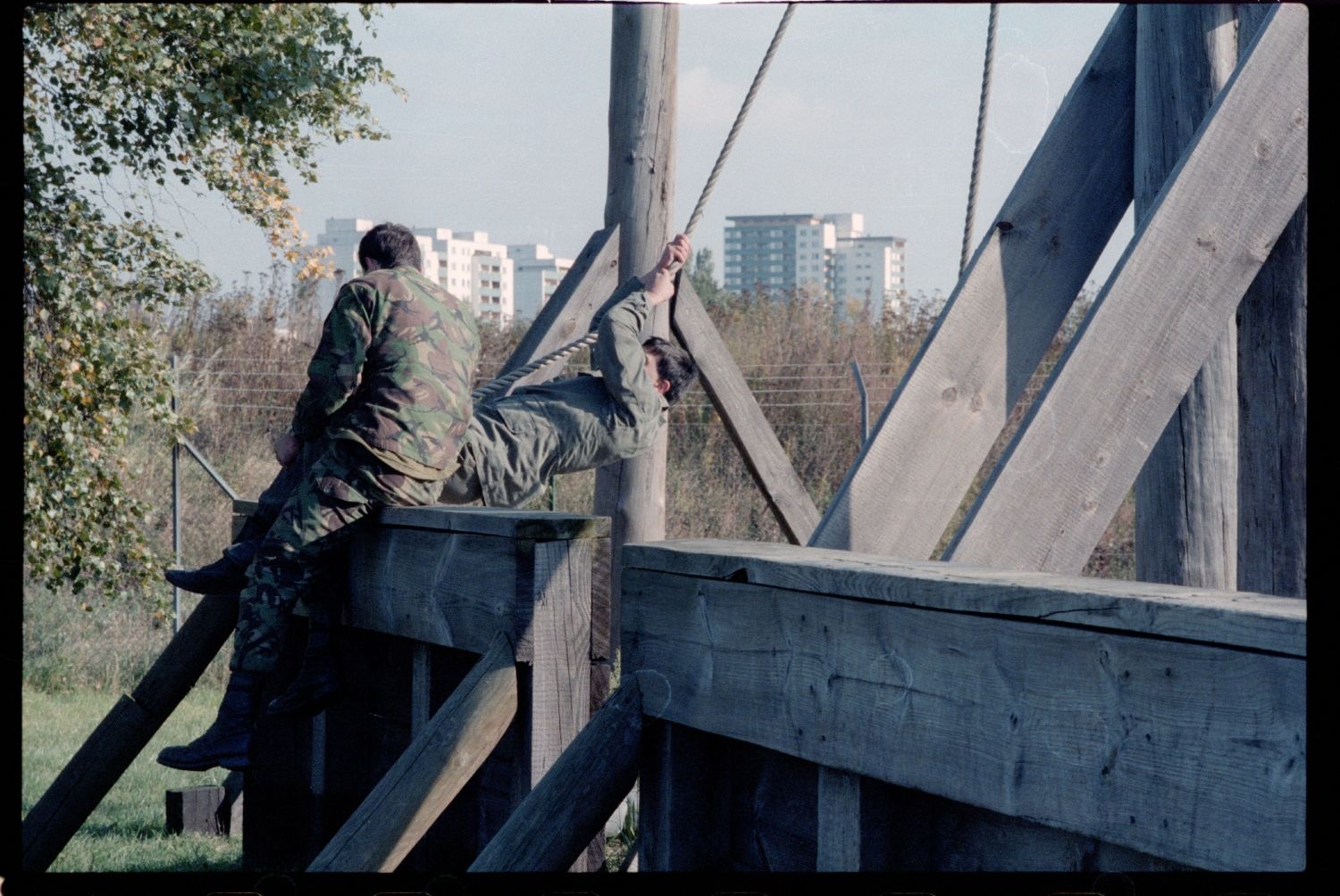 Fotografie: Rondo Fernmeldeübung auf dem Truppenübungsplatz Parks Range in Berlin-Lichterfelde (AlliiertenMuseum/U.S. Army Photograph Public Domain Mark)