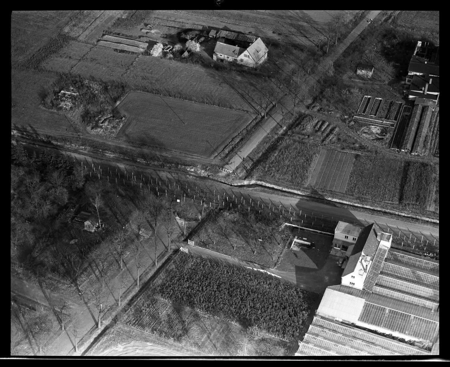 s/w-Fotografie: Berliner Mauer, Luftaufnahme von Grenzanlagen (AlliiertenMuseum/U.S. Army Photograph Public Domain Mark)