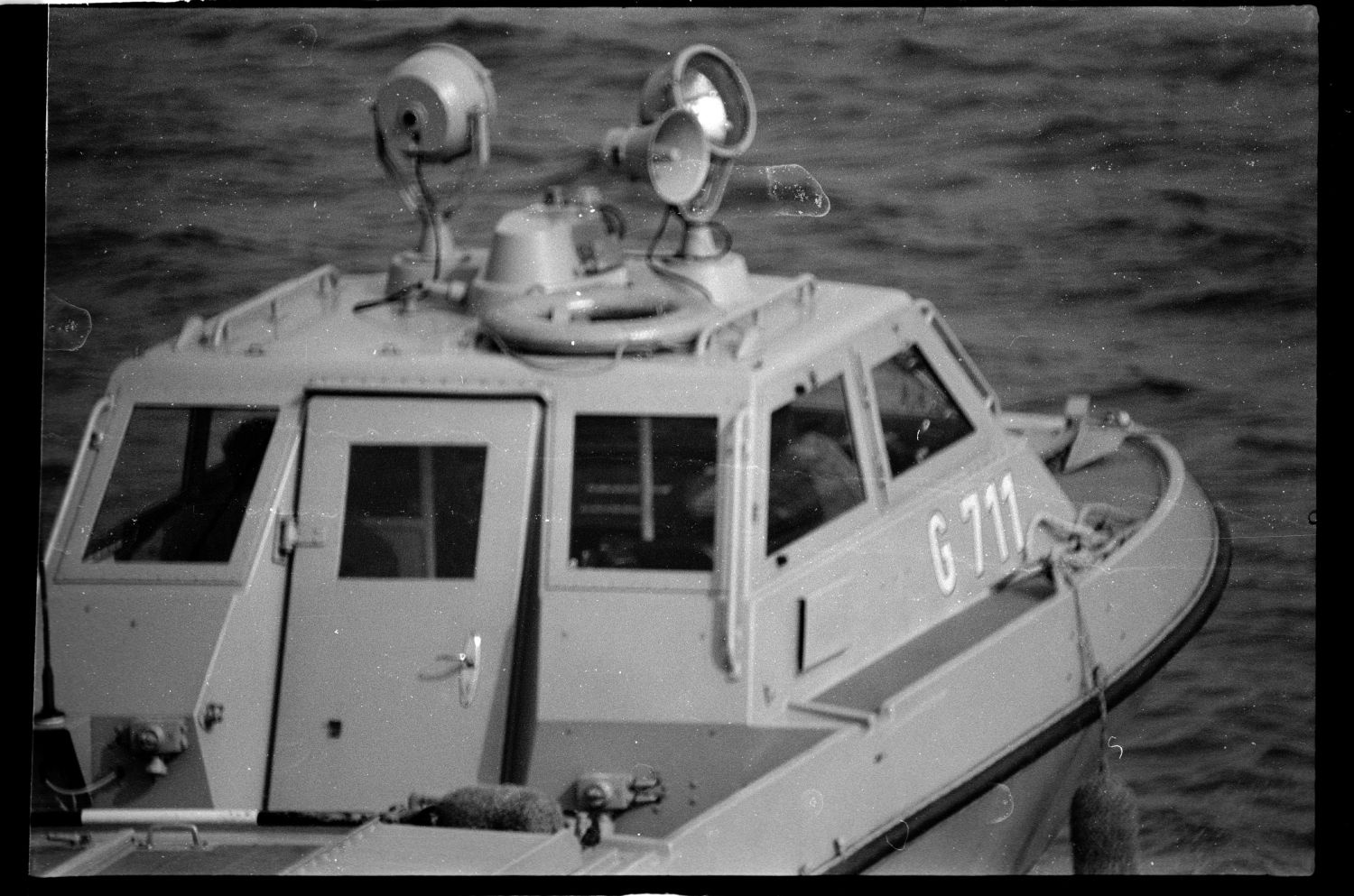 s/w-Fotografie: Patrouillenboot der Grenztruppen der DDR auf der Havel zwischen West-Berlin und Potsdam (AlliiertenMuseum/U.S. Army Photograph Public Domain Mark)