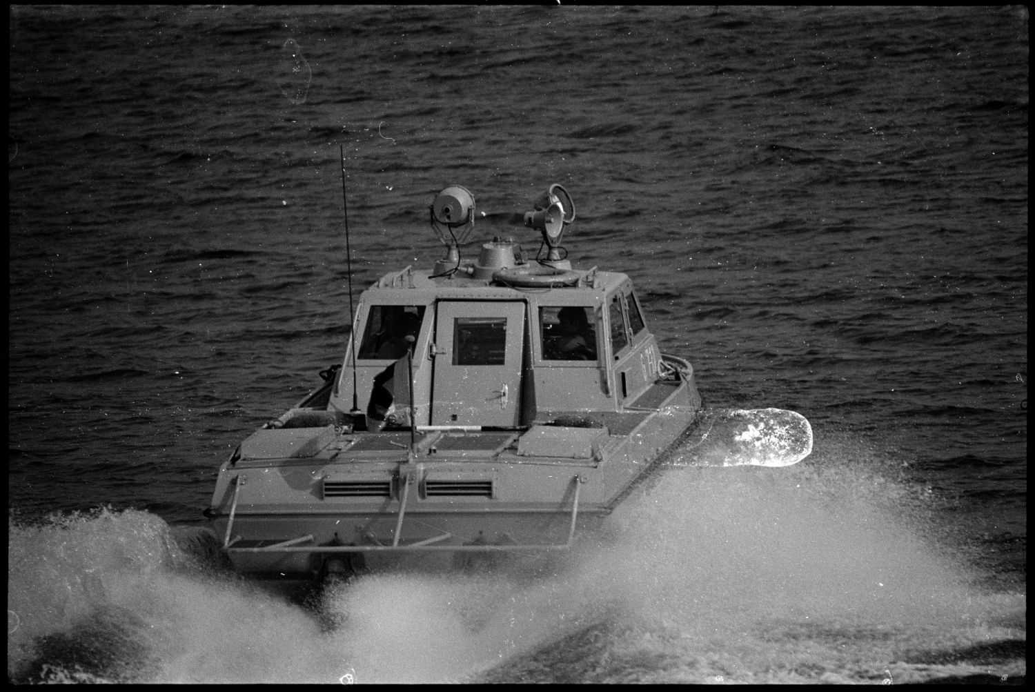 s/w-Fotografie: Patrouillenboot der Grenztruppen der DDR auf der Havel zwischen West-Berlin und Potsdam (AlliiertenMuseum/U.S. Army Photograph Public Domain Mark)