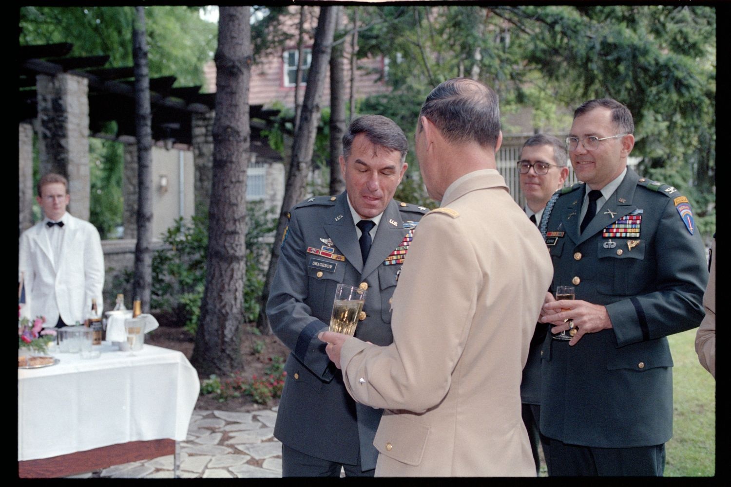Fotografie: Besuch von Brigadier General Sidney Shachnow im Quartier Napoléon in Berlin-Reinickendorf (AlliiertenMuseum/U.S. Army Photograph Public Domain Mark)