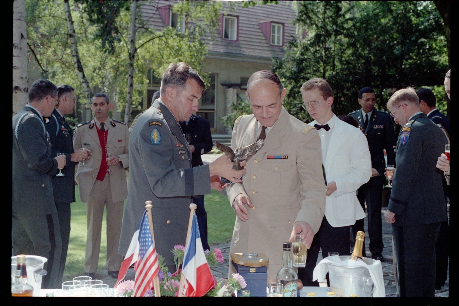 Fotografie: Besuch von Brigadier General Sidney Shachnow im Quartier Napoléon in Berlin-Reinickendorf (AlliiertenMuseum/U.S. Army Photograph Public Domain Mark)