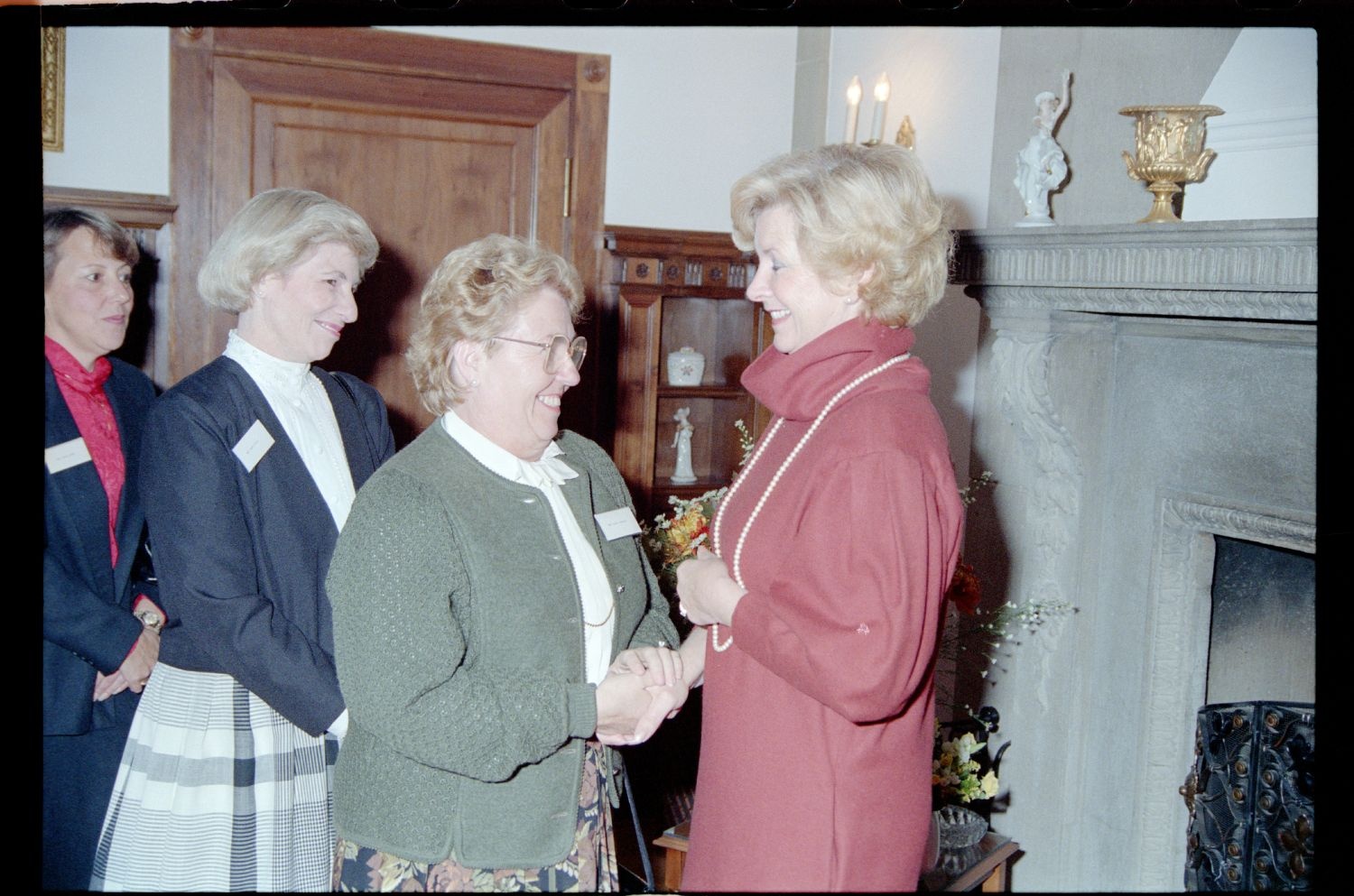 Fotografie: Empfang für Frauen der US-Community in der Residenz des US-Stadtkommandanten in Berlin-Dahlem (AlliiertenMuseum/U.S. Army Photograph Public Domain Mark)