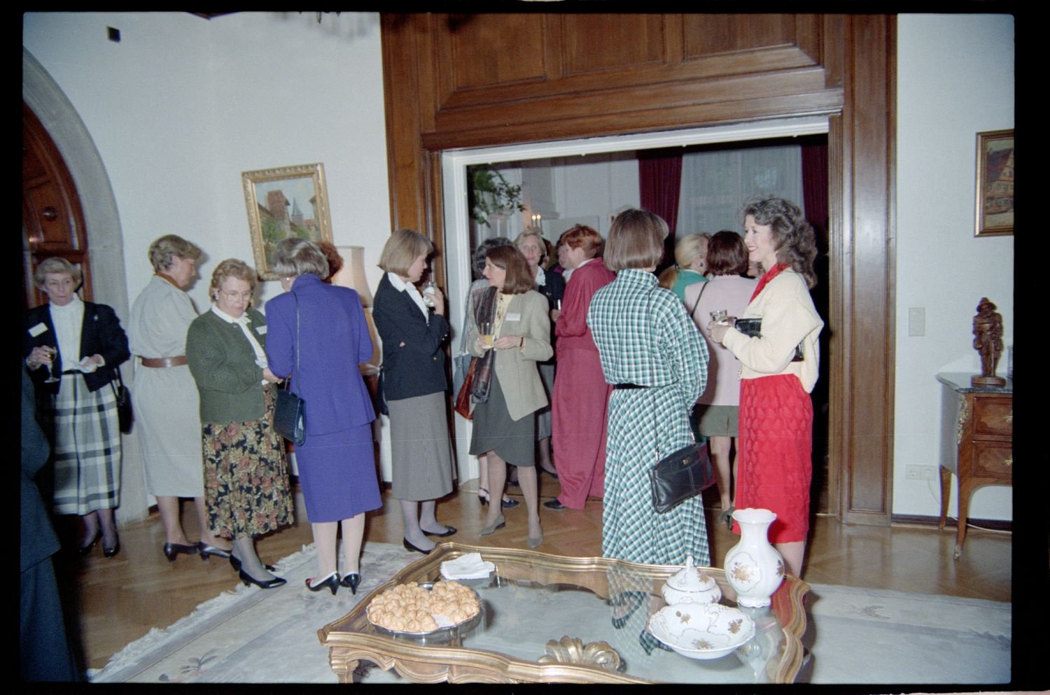 Fotografie: Empfang für Frauen der US-Community in der Residenz des US-Stadtkommandanten in Berlin-Dahlem (AlliiertenMuseum/U.S. Army Photograph Public Domain Mark)