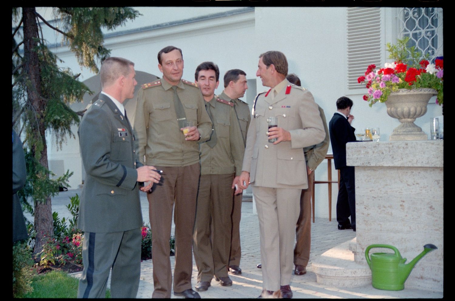 Fotografie: Informelles Treffen mit sowjetischen Offizieren in der Residenz von Brigadier General Sidney Shachnow in Berlin-Dahlem (AlliiertenMuseum/U.S. Army Photograph Public Domain Mark)