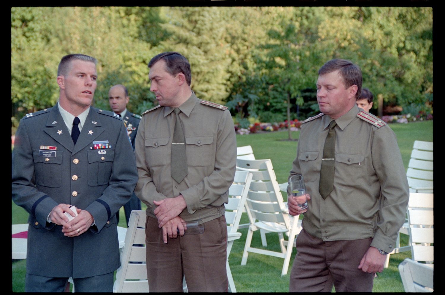Fotografie: Informelles Treffen mit sowjetischen Offizieren in der Residenz von Brigadier General Sidney Shachnow in Berlin-Dahlem (AlliiertenMuseum/U.S. Army Photograph Public Domain Mark)