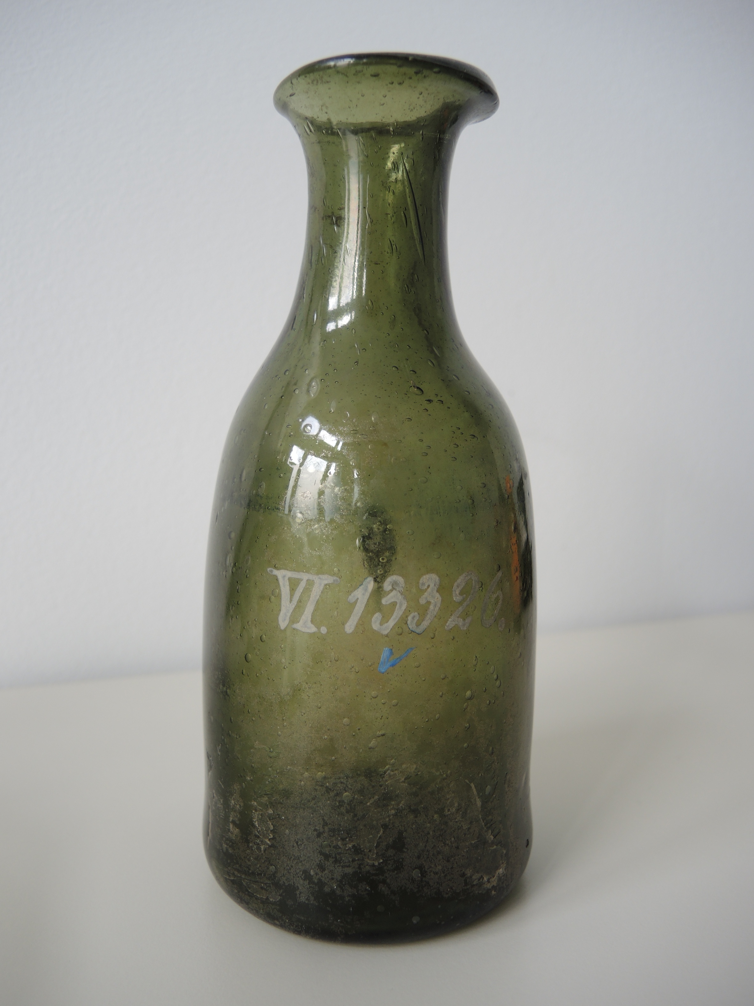 Flasche aus bräunlich/grnlichem Waldglas (Stiftung Stadtmuseum Berlin CC BY-NC-ND)