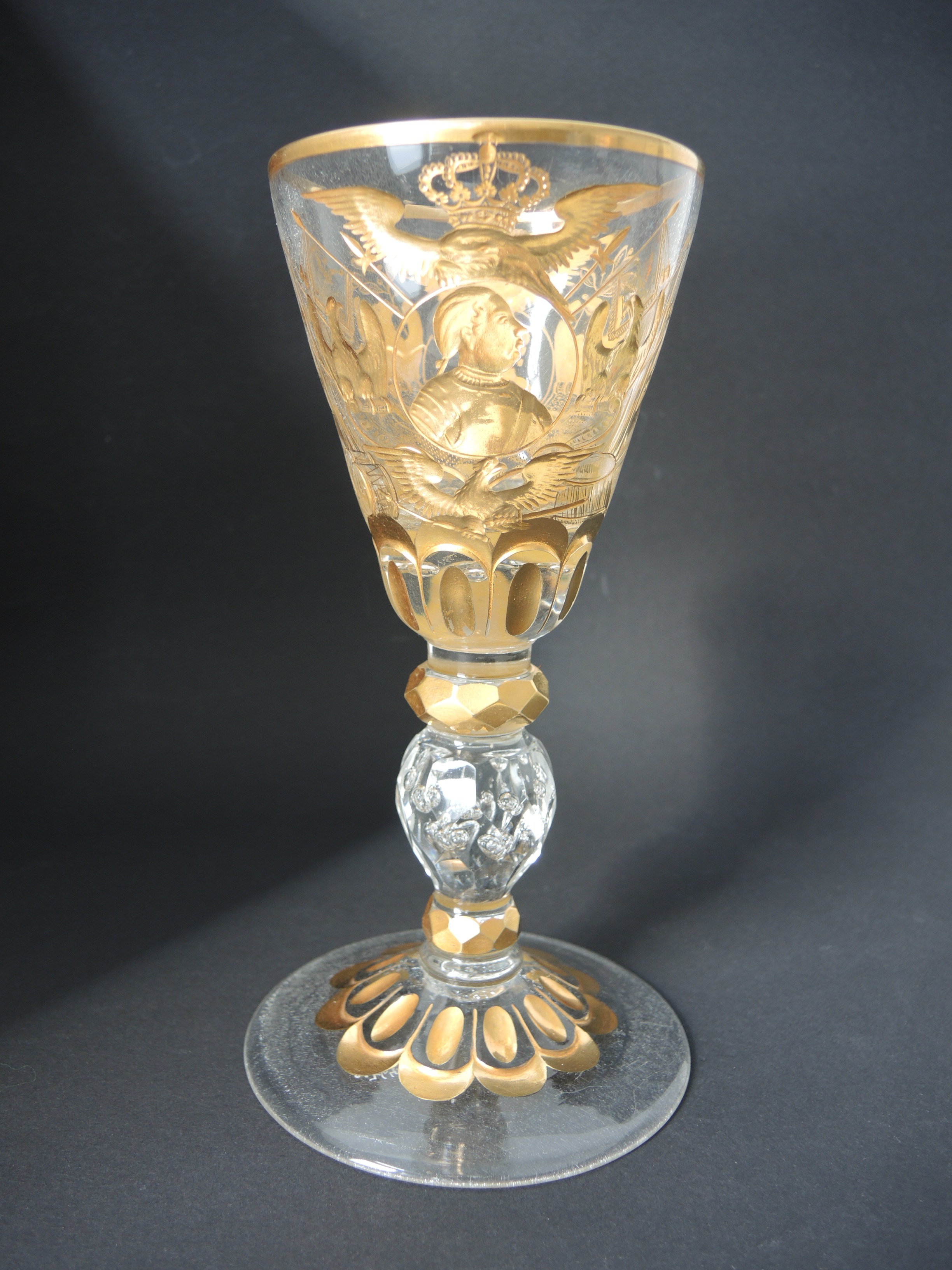 Glaspokal mit Profilbildnis König Friedrich Wilhelm I. und seiner Gemahlin Sophie Dorothea (Stiftung Stadtmuseum Berlin CC BY-NC-ND)