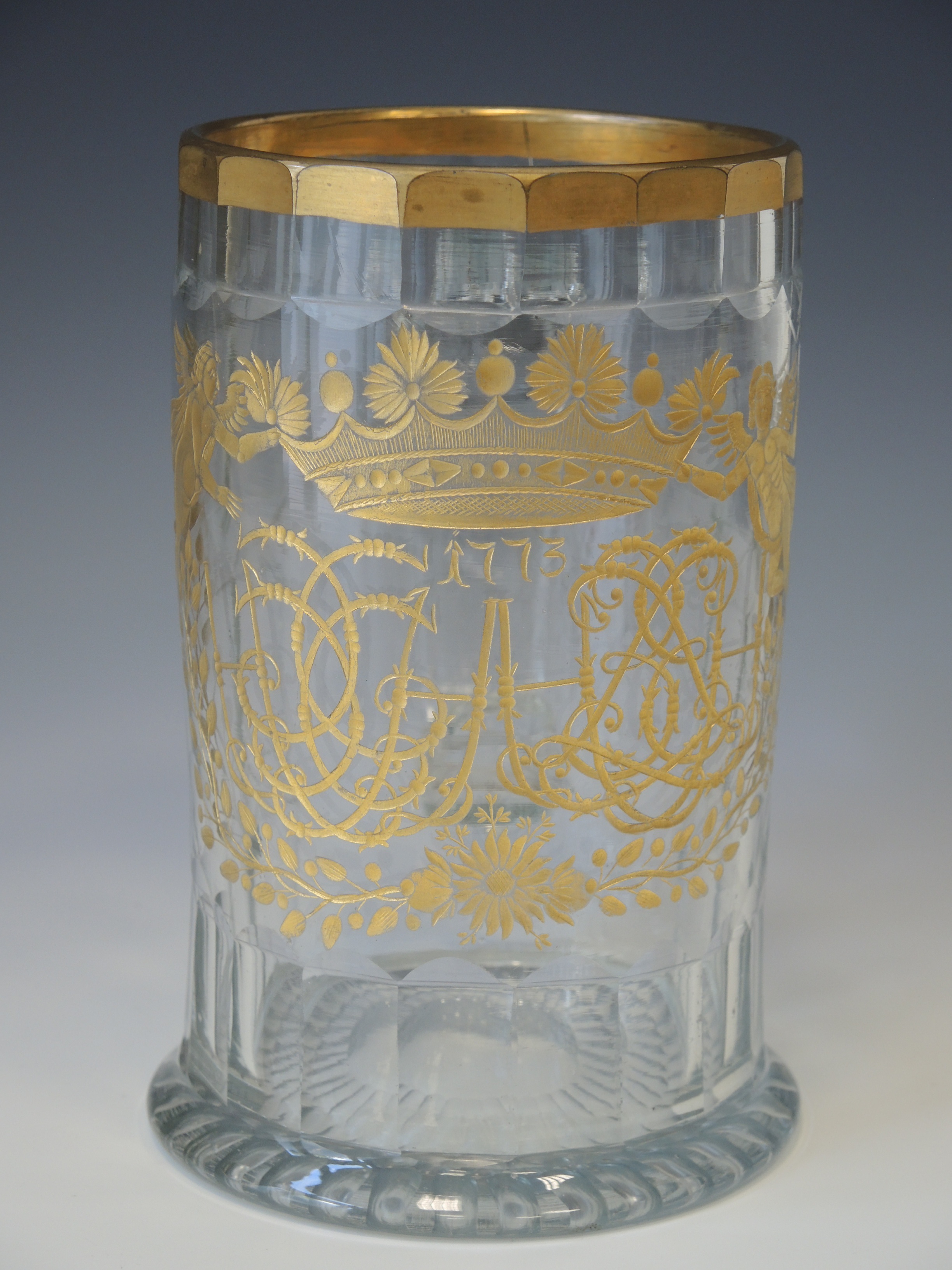 Zylindrischer Glashumpen mit 2 vergoldeten Monogrammen (Stiftung Stadtmuseum Berlin CC BY-NC-ND)