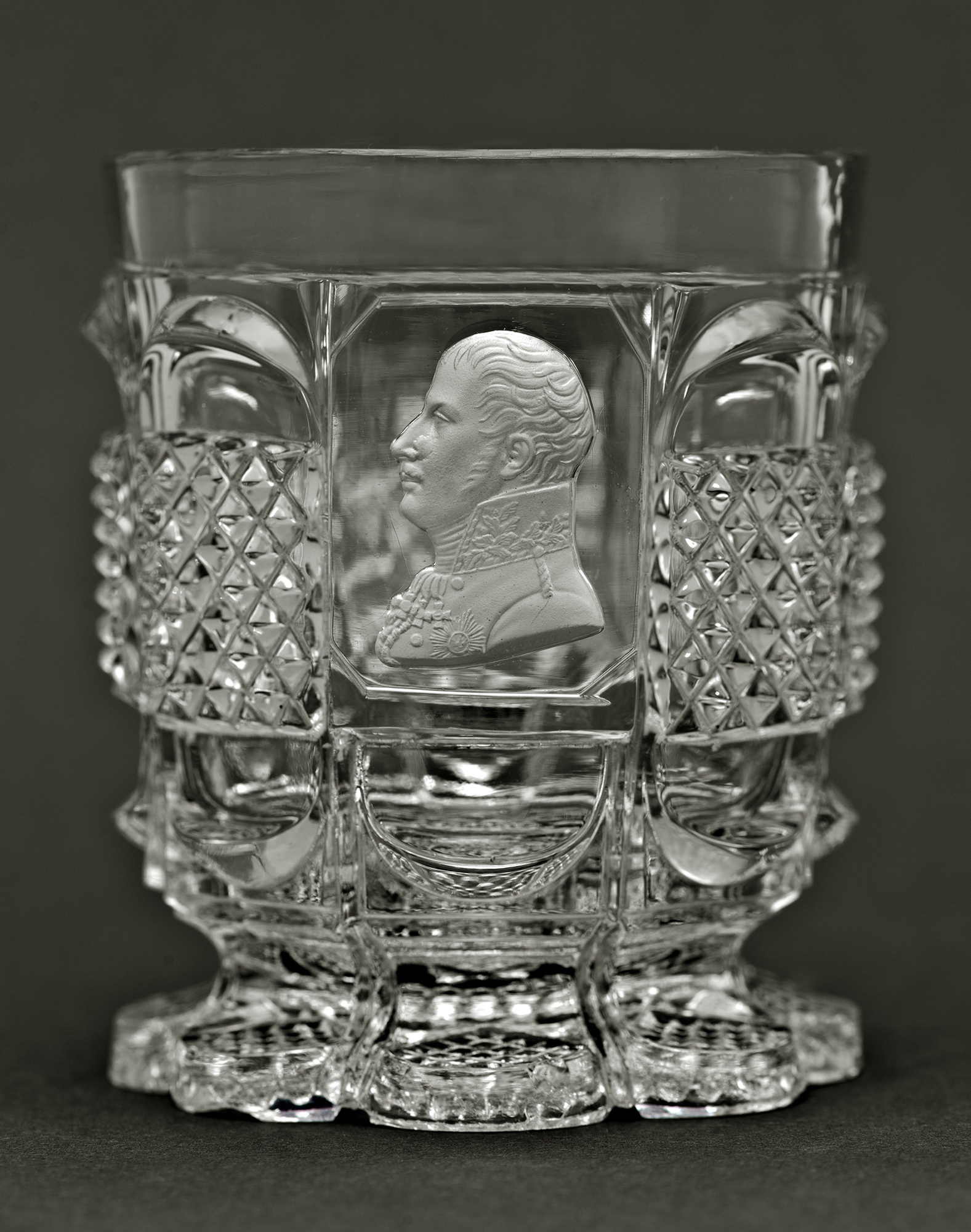 Glasbecher mit eingelegter Paste, Profilbildnis Friedrich Wilhelm III. (Stiftung Stadtmuseum Berlin CC BY-NC-ND)