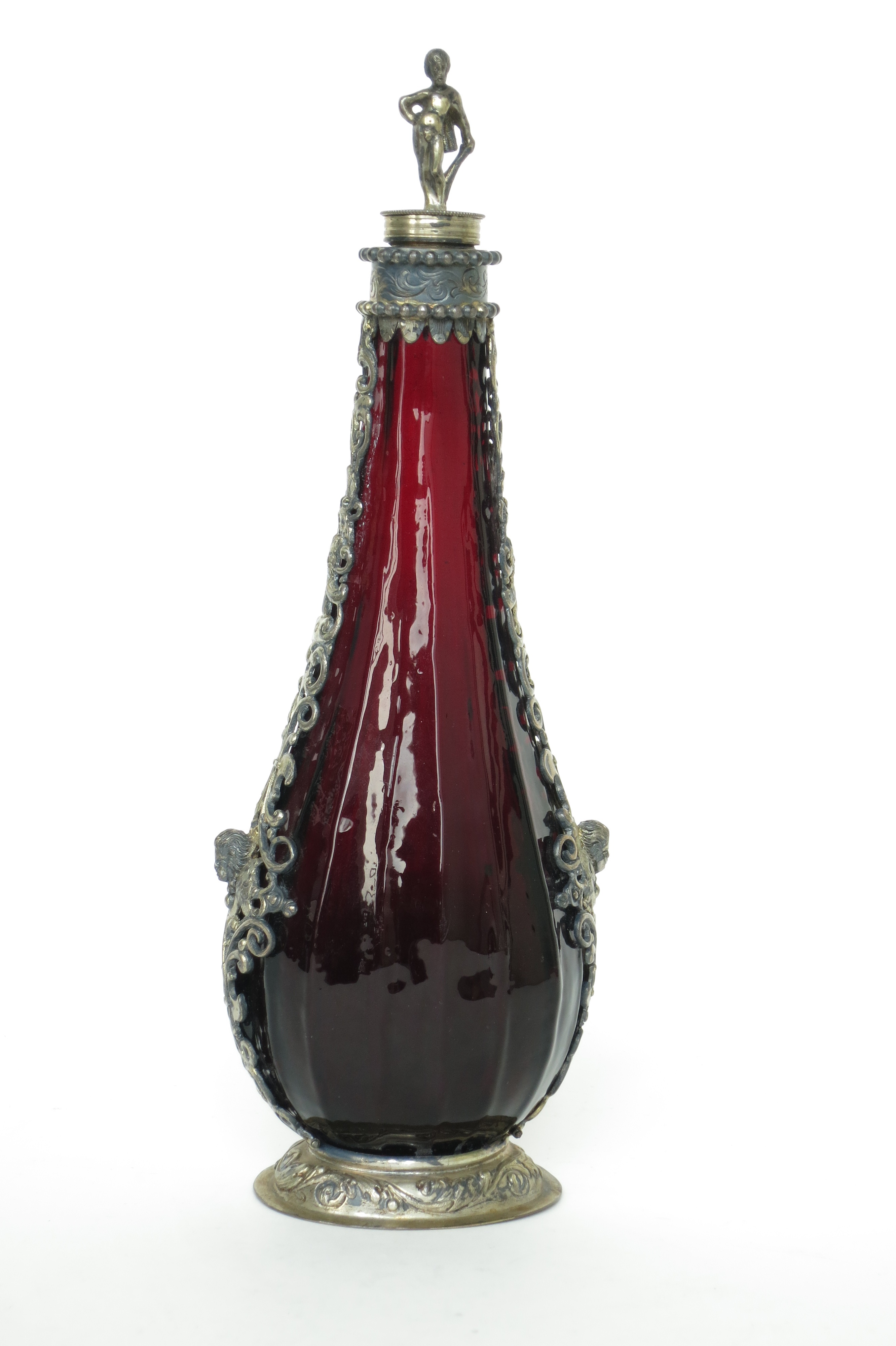 Flasche aus Rubinglas mit Silbermontierung (Stiftung Stadtmuseum Berlin CC BY-NC-ND)
