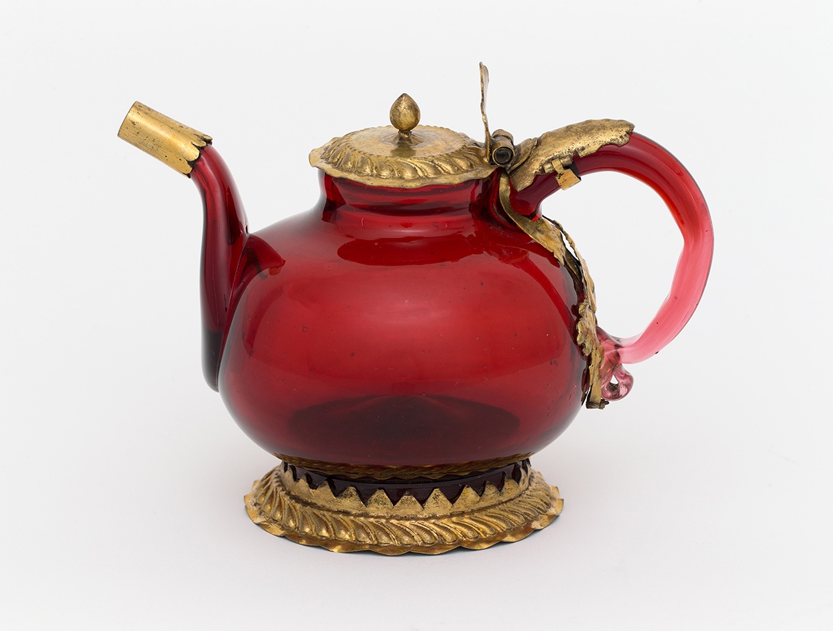 Teekanne aus Goldrubinglas (Stiftung Stadtmuseum Berlin CC BY-NC-ND)