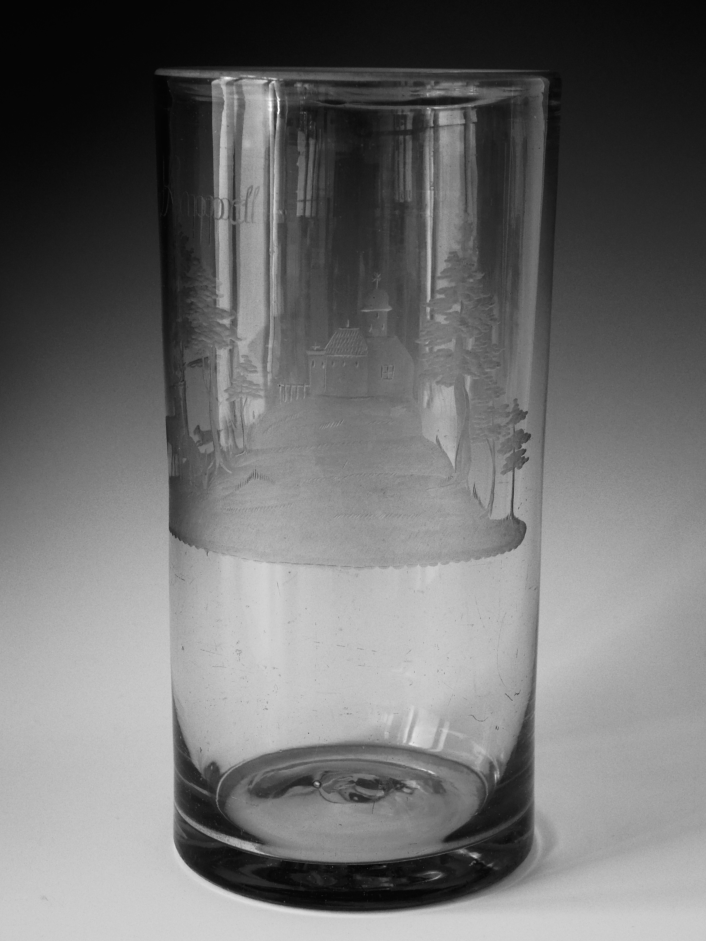 zylindrisches Weißbierglas mit trkisem Rand (Stiftung Stadtmuseum Berlin CC BY-NC-ND)