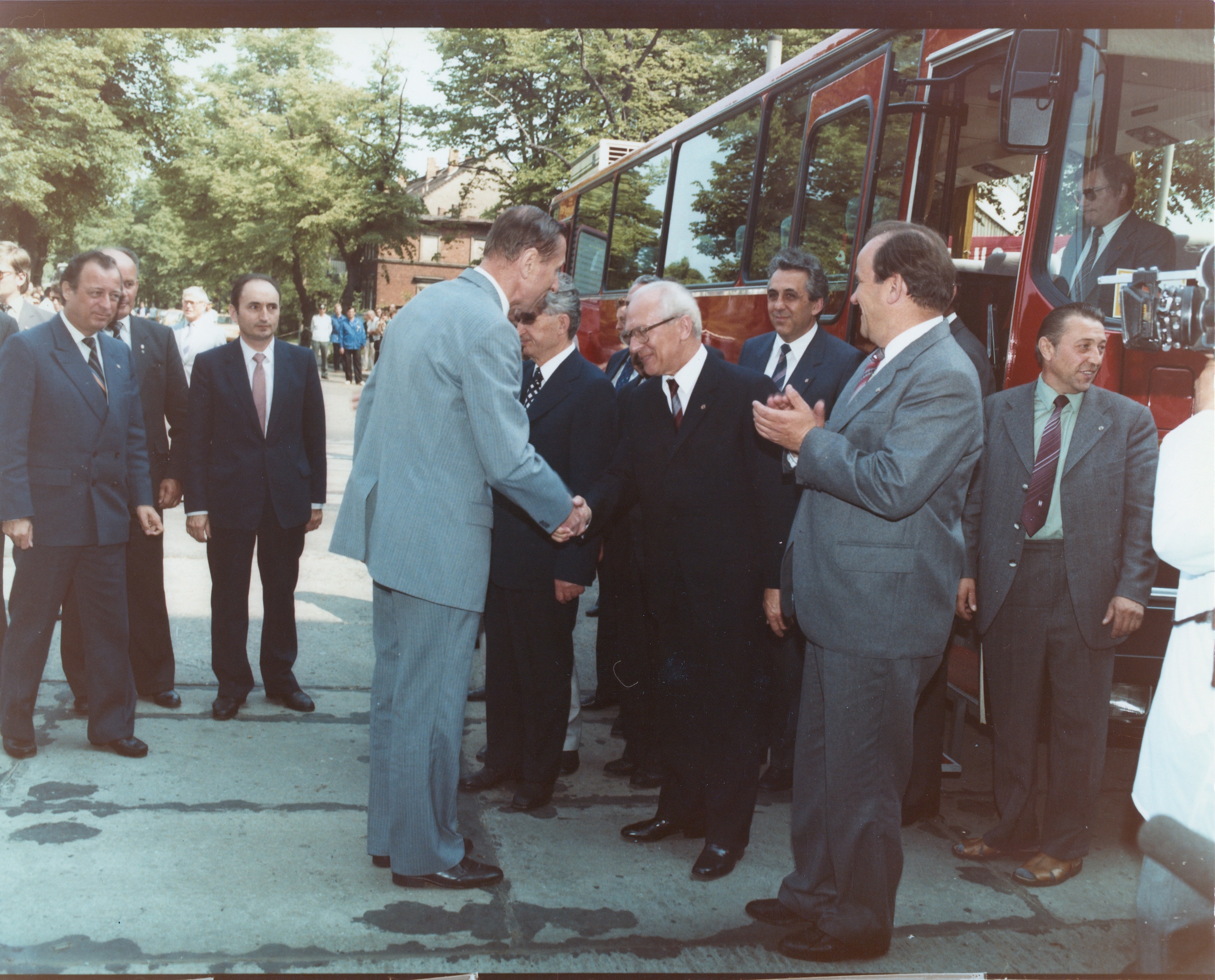 Honecker besucht das WF, Honecker in der Steffelbauer Straße am Reisebus, Honecker schüttelt Mann die Hand, Egon Krenz mit anderen Personen im Hintergrund, (Industriesalon Schöneweide CC BY-NC-SA)