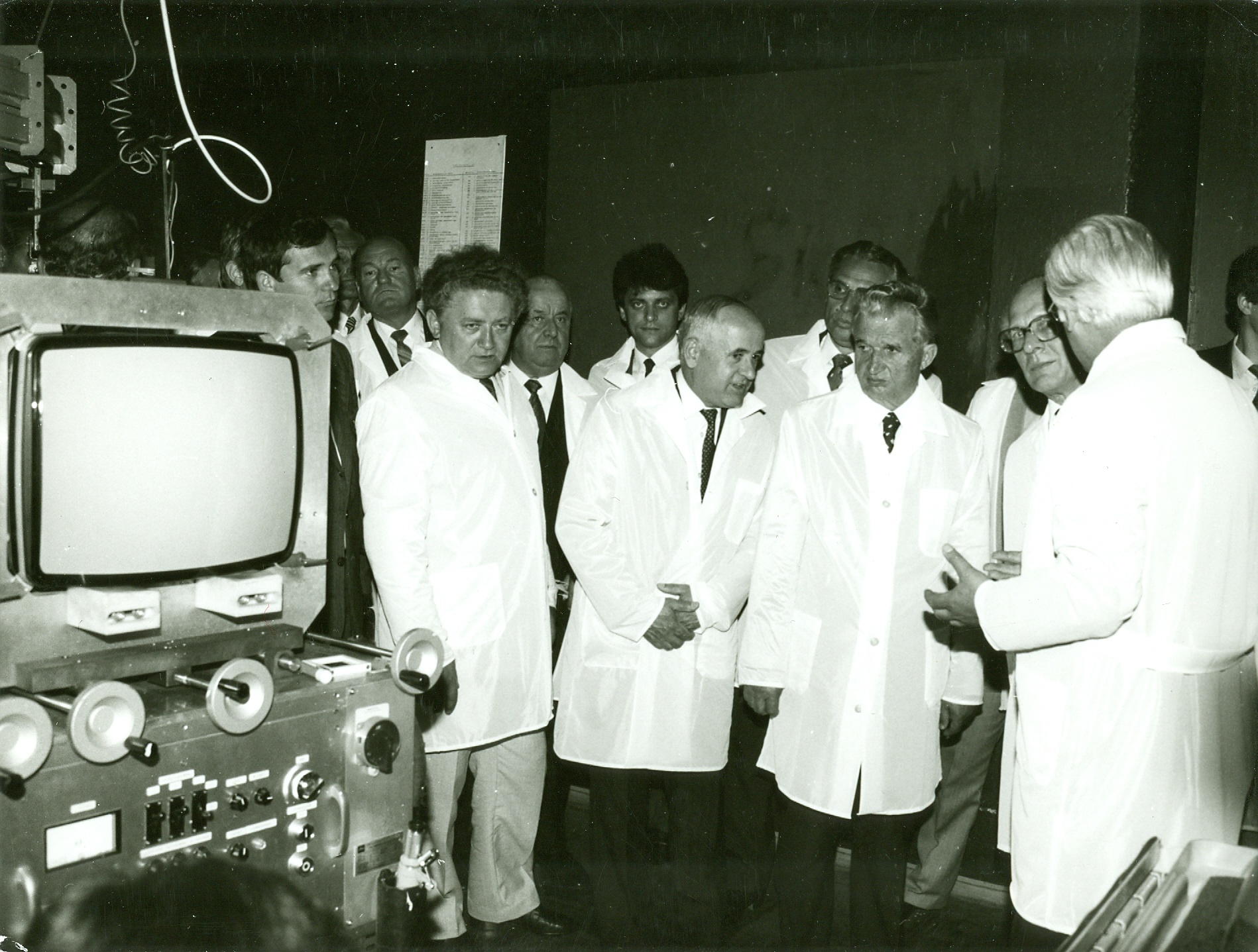 Honecker im JAM mit Ceaucescu, Prüfarbeitsplatz links, weitere Personen im Hintergrund, alle in weißen Kitteln, Bauteil L (www.industriesalon.de CC BY-SA)