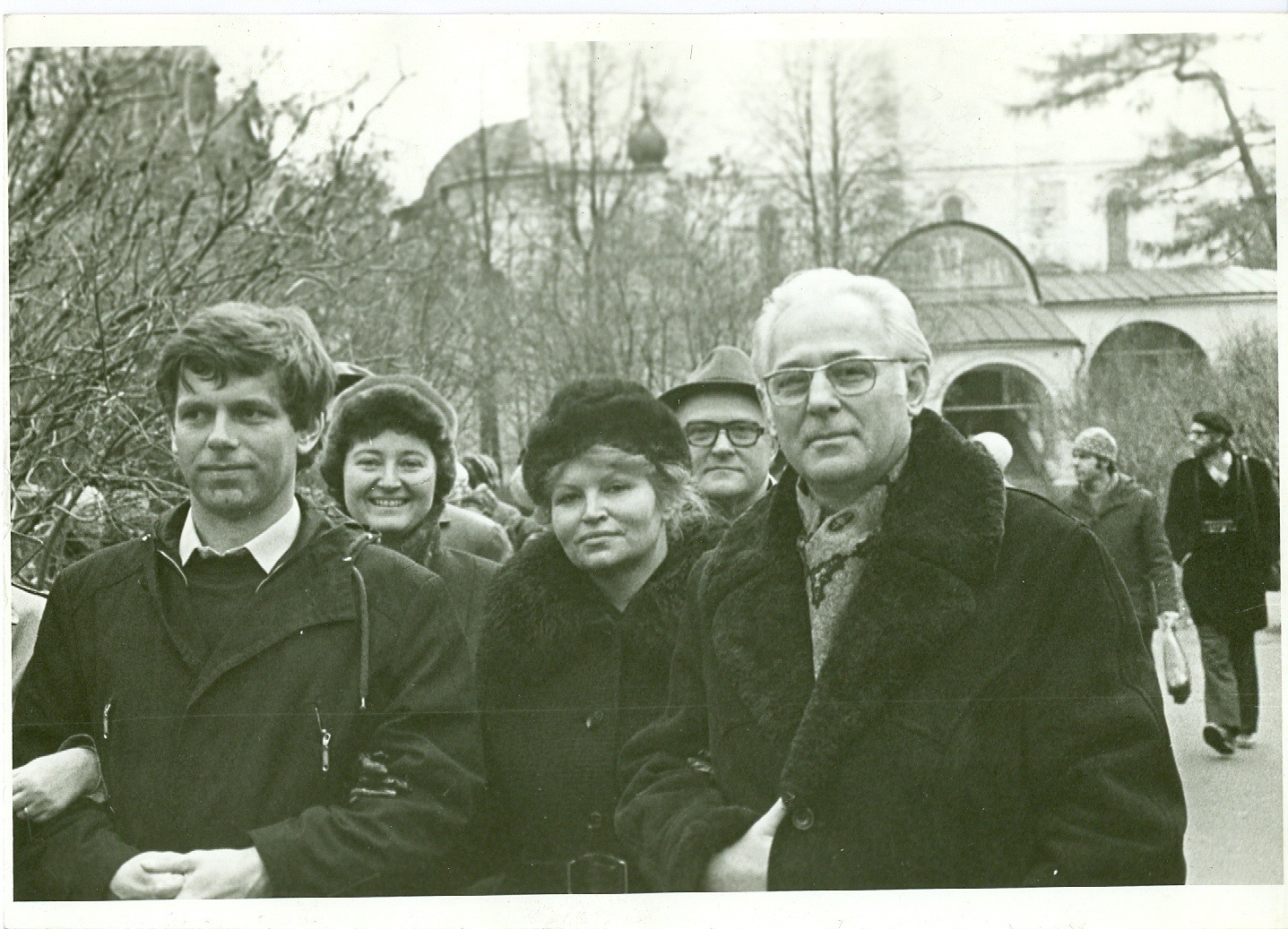 Personen in Winterkleidung, zwei mit Pelzkragen/-mütze im Vordergrund (vermutl. Familie), Torbogen im Hintergrund (Industriesalon Schöneweide CC BY-NC-SA)