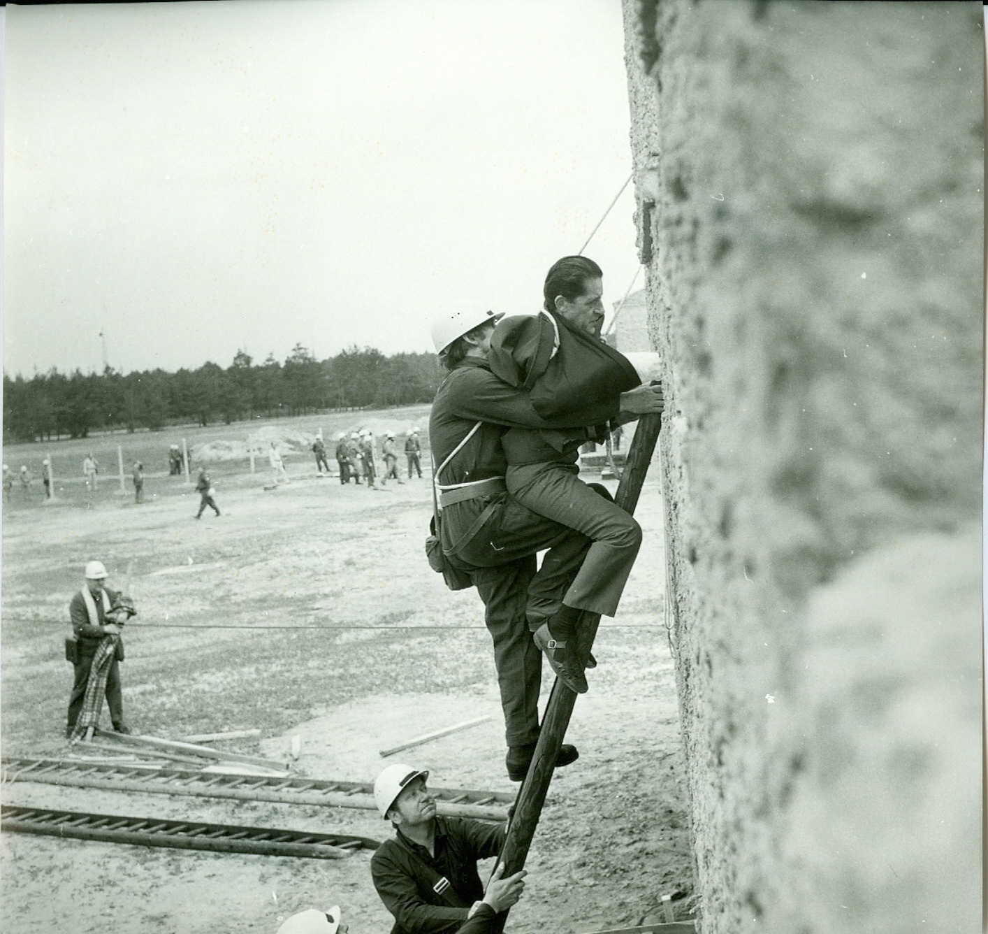 Zivilverteidigung, Rettung aus Höhe, Männer auf Leiter, angeseilt (Industriesalon Schöneweide CC BY-NC-SA)