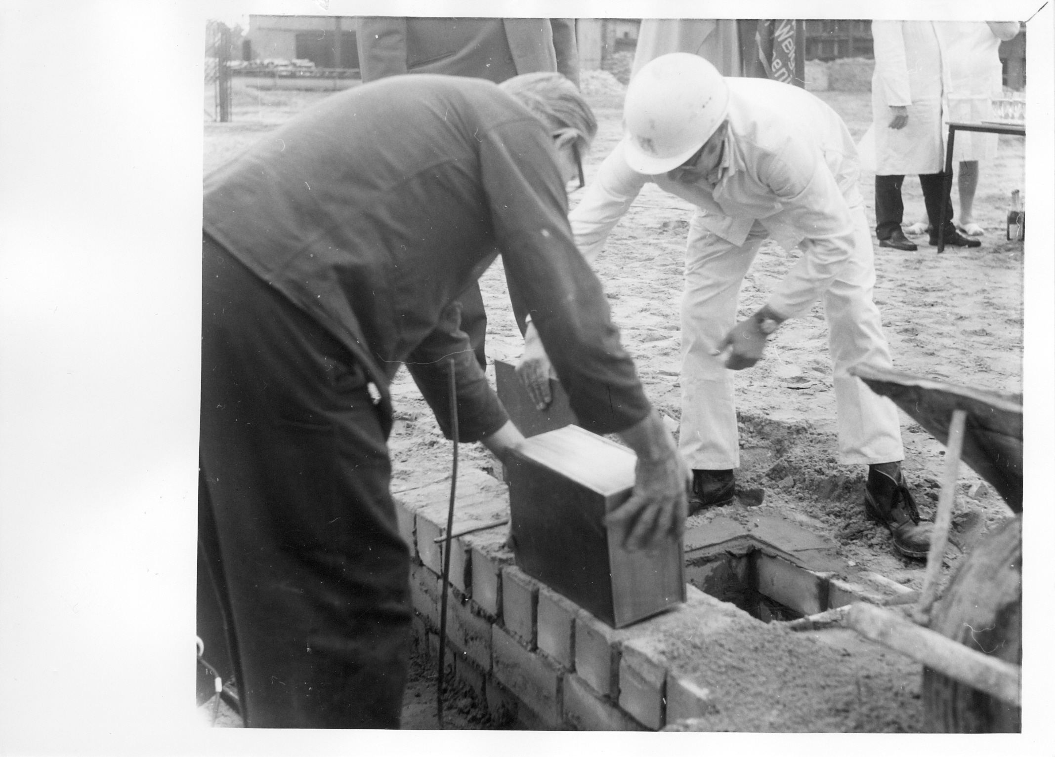 Grundsteinlegung, Versenken der Kassette, Foto 1974 (Industriesalon Schöneweide CC BY-SA)