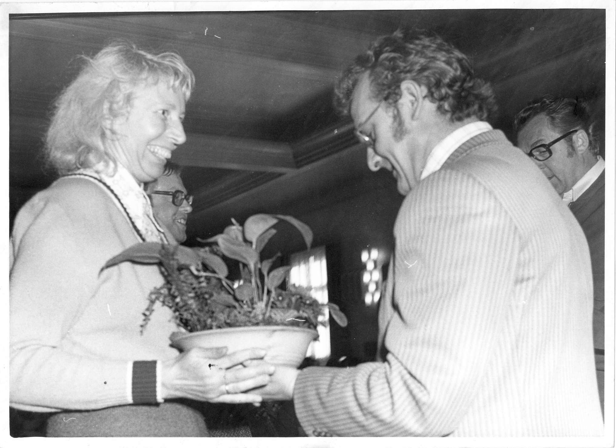 Frau bekommt Blumenschale überreicht (Industriesalon Schöneweide CC BY-NC-SA)