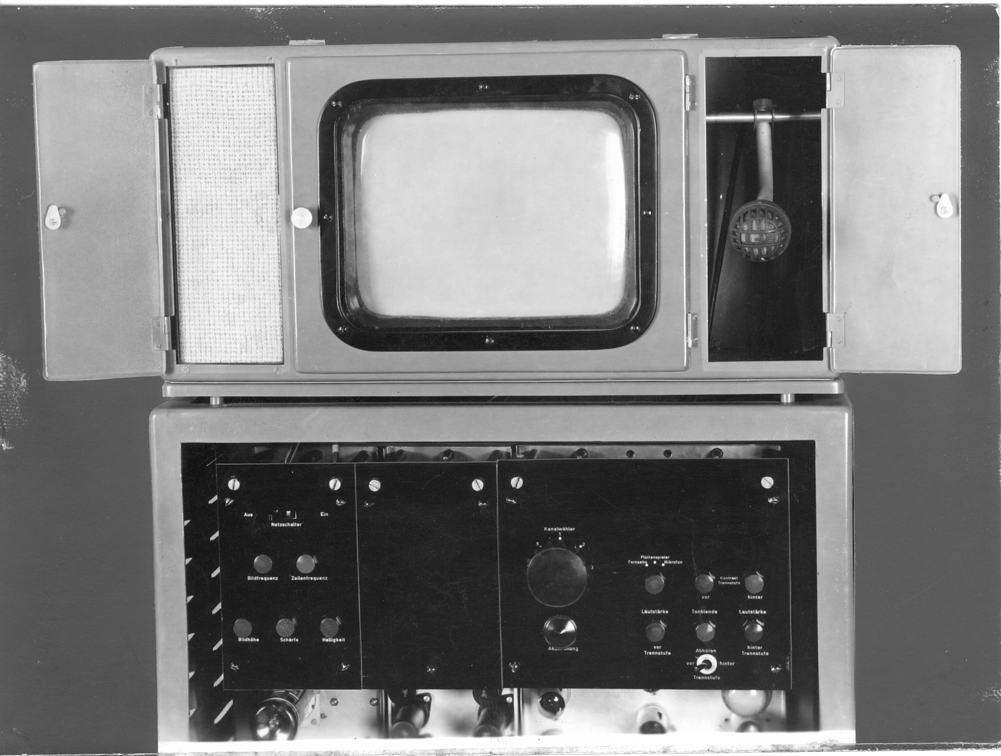Regieplatz mit Monitor von Fernsehsender (auf Pappe geklept) (Industriesalon Schöneweide CC BY-NC-SA)