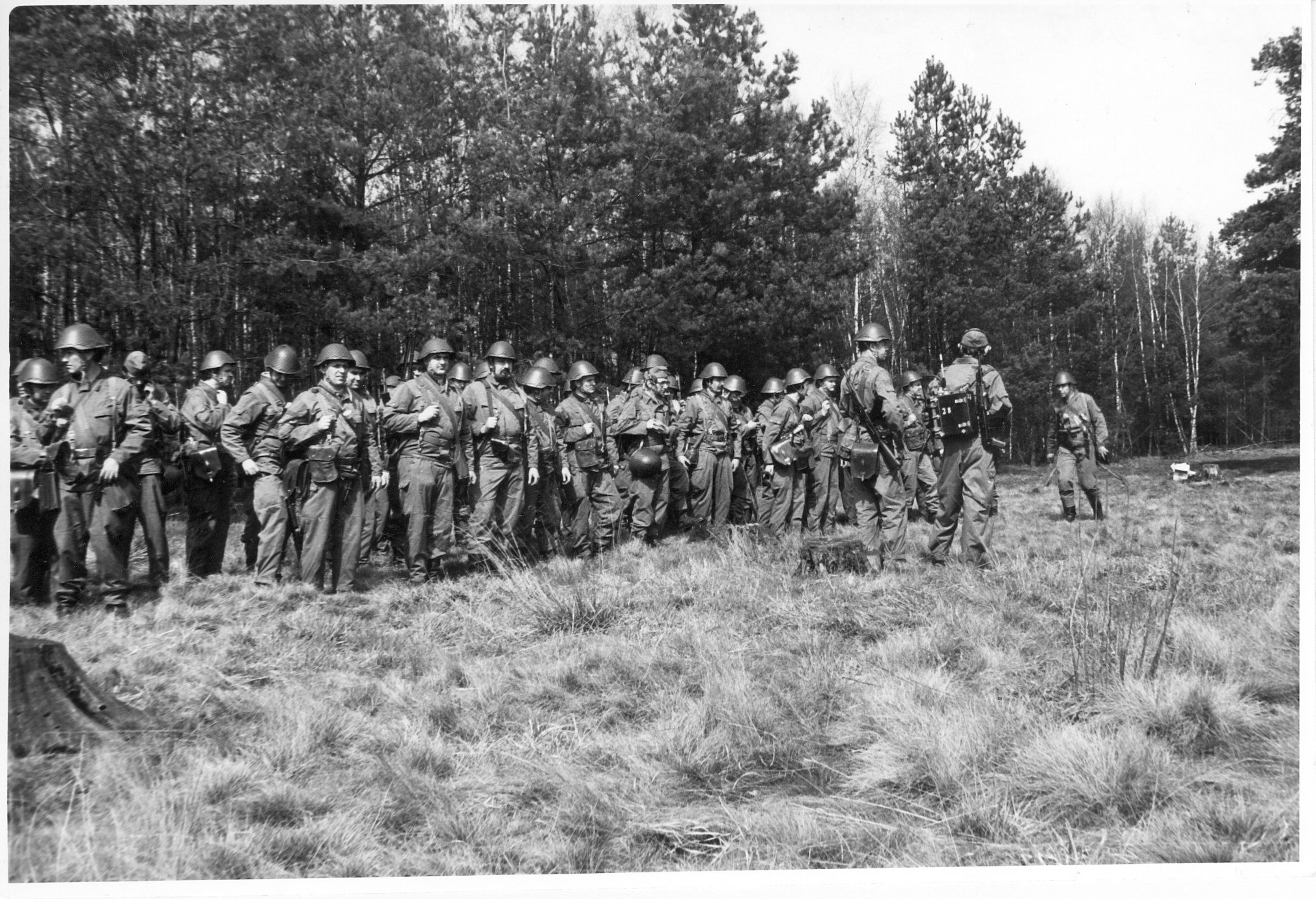 Kampfgruppe bei Übung im Wald (Industriesalon Schöneweide CC BY-NC-SA)