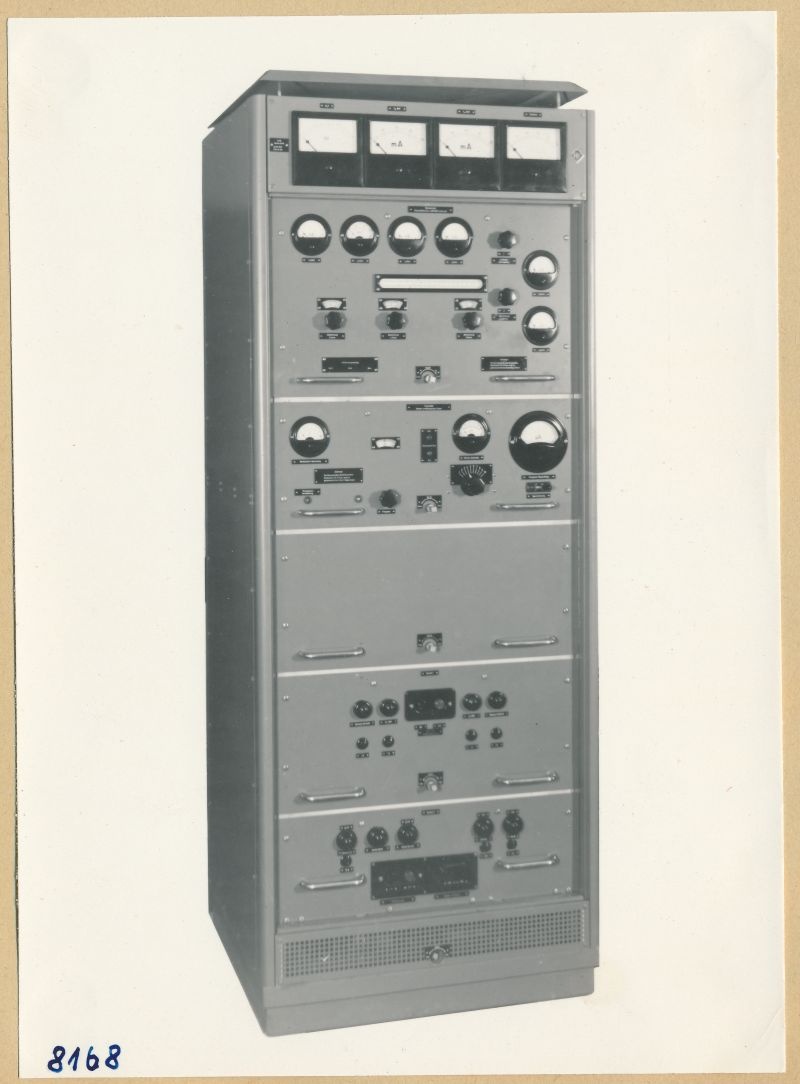 UKW Rundfunksender 8,25 KW - Schrank geschlossen; Foto 1953 (www.industriesalon.de CC BY-SA)
