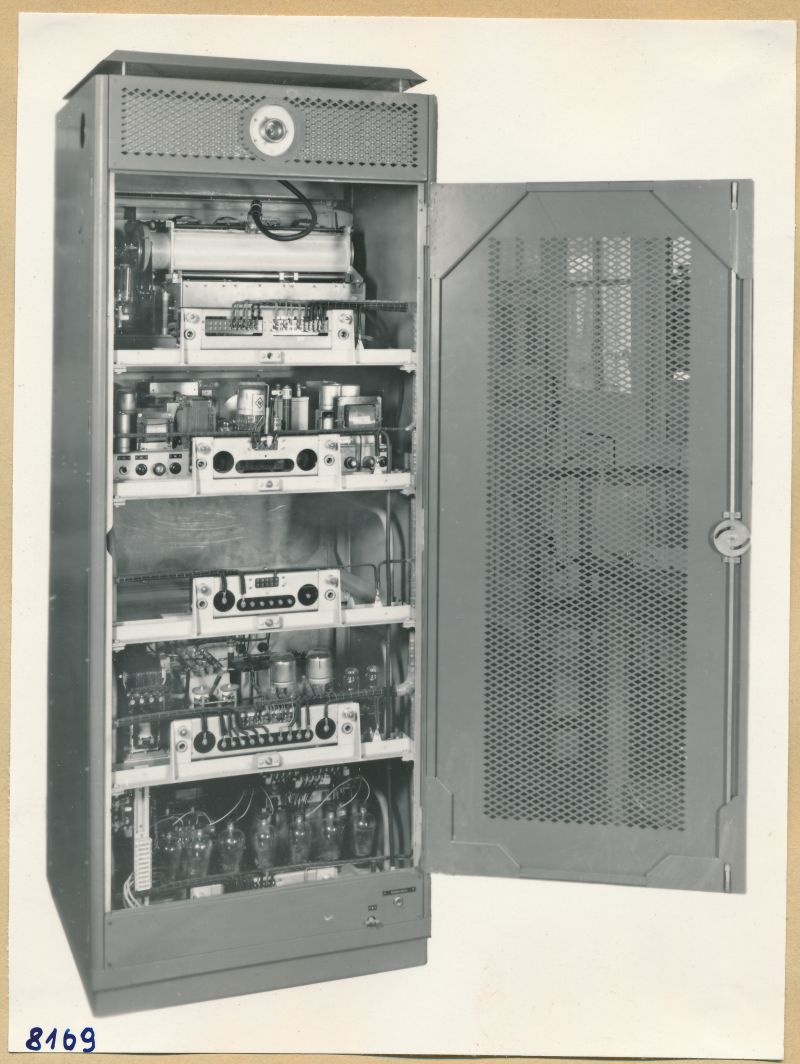 UKW Rundfunksender 8,25 KW - Schrank geöffnet; Foto 1953 (www.industriesalon.de CC BY-SA)