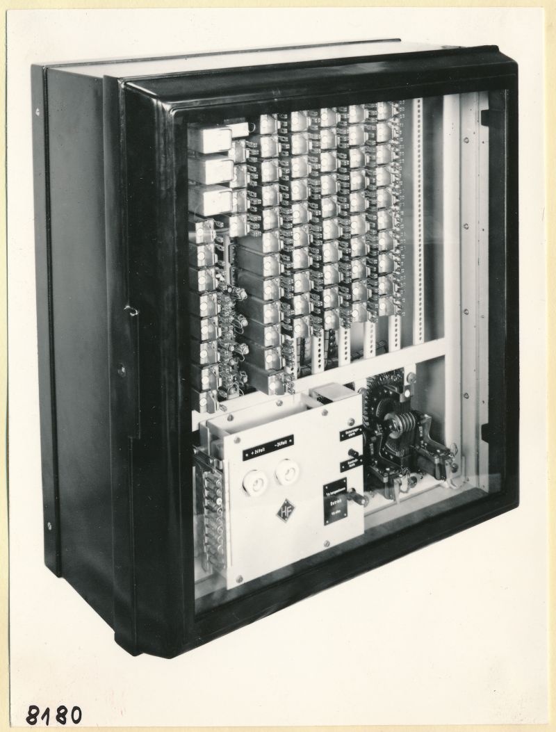 Bewag-Fernsteuerung Schrank Rückseite; Foto 1953 (www.industriesalon.de CC BY-SA)