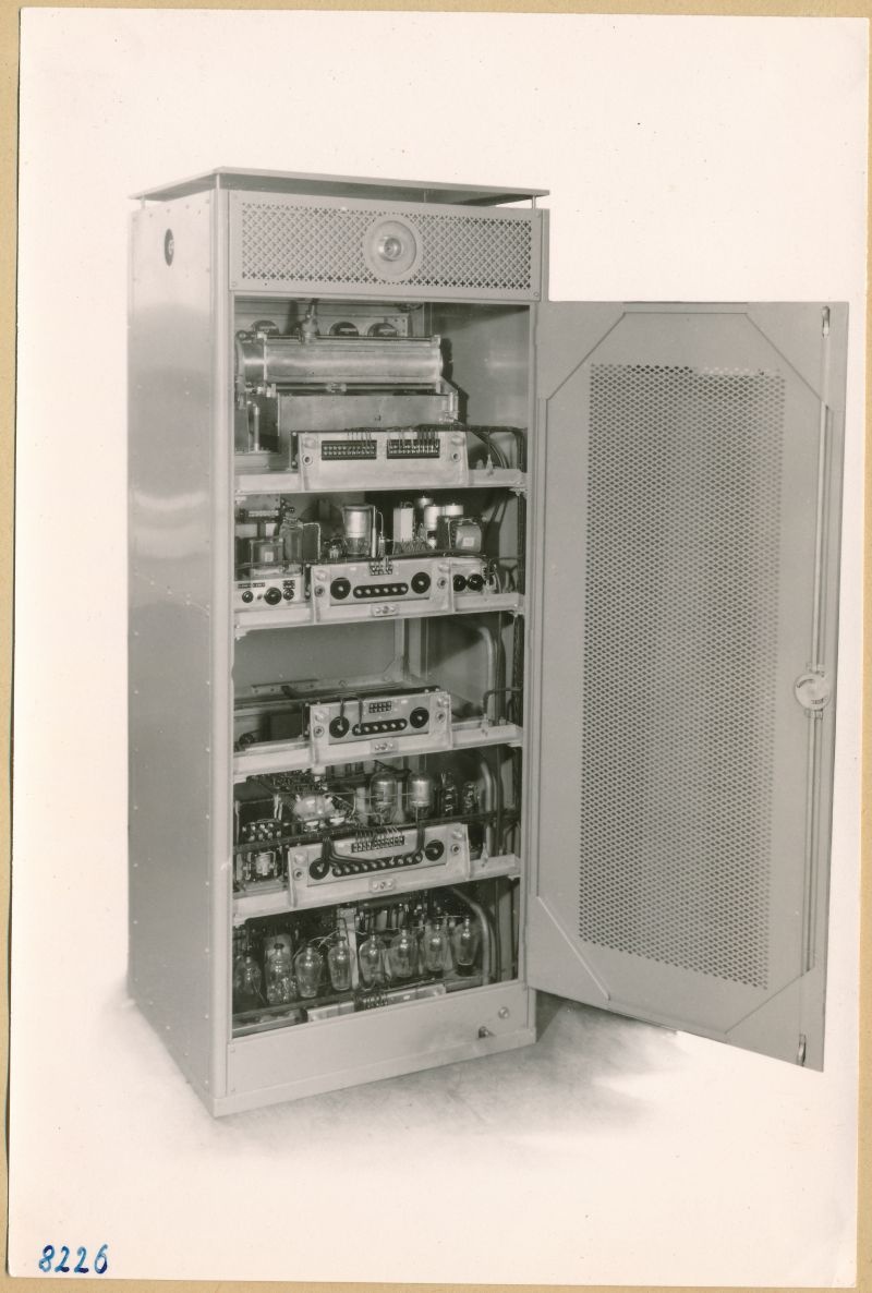UKW - Tonsender 250 W, Schrank geöffnet; Foto 1953 (www.industriesalon.de CC BY-SA)