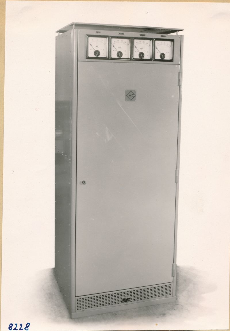 UKW - Tonsender 250 W, Schrank geschlossen; Foto 1953 (www.industriesalon.de CC BY-SA)