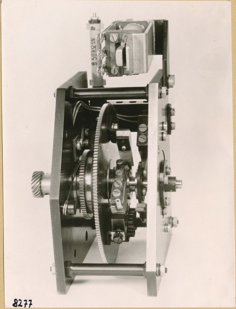 Sender-Antrieb-Relais-Kontaktzeitmesser; Foto 1953 (www.industriesalon.de CC BY-SA)