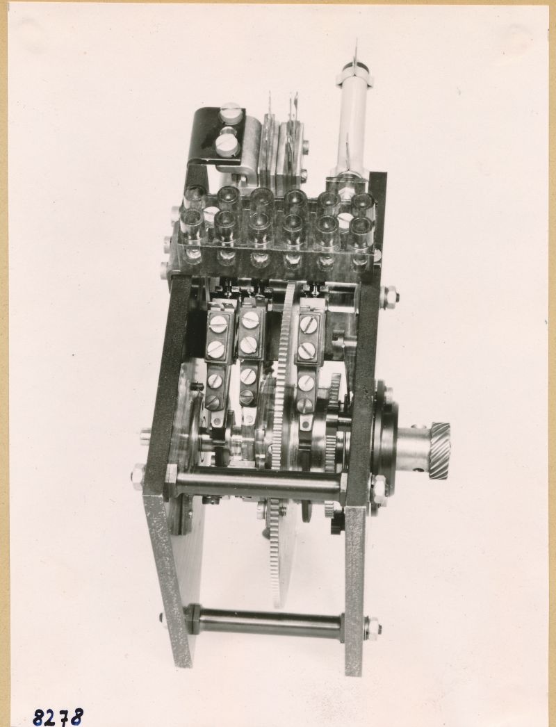 Sender-Antrieb-Relais-Kontaktzeitmesser; Foto 1953 (www.industriesalon.de CC BY-SA)