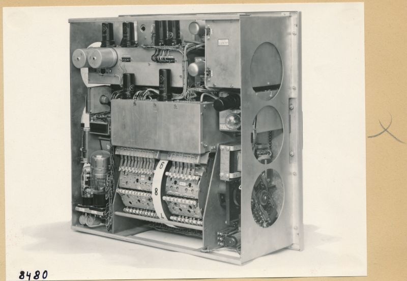 Frequenzanalysator Typ HF 2866, Vorderseite; Foto 1953 (www.industriesalon.de CC BY-SA)