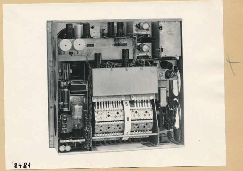 Frequenzanalysator Typ HF 2866, Rückseite; Foto 1953 (www.industriesalon.de CC BY-SA)