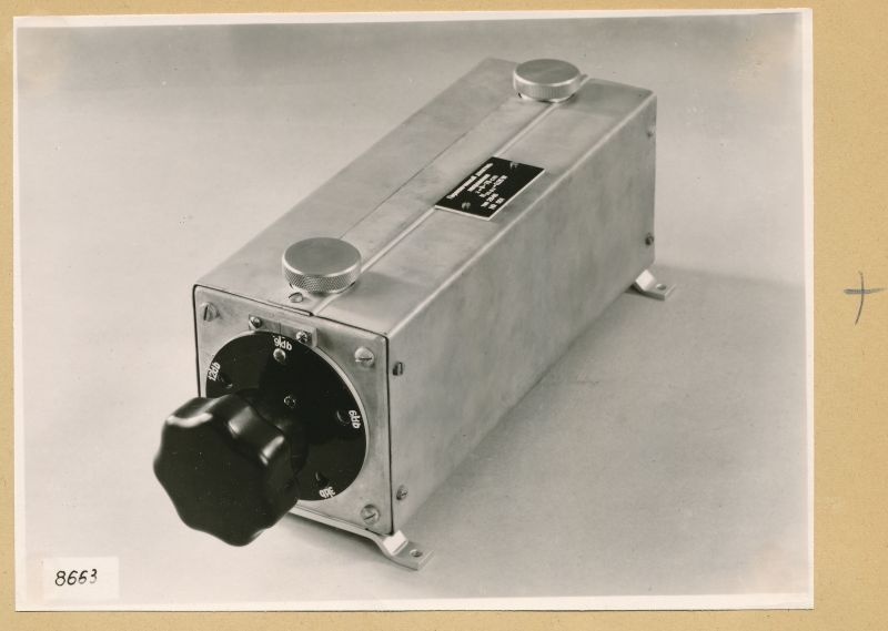 Absorptions-Dämpfungzlinder  HF 2846,  von vorn; Foto 1953 (www.industriesalon.de CC BY-SA)