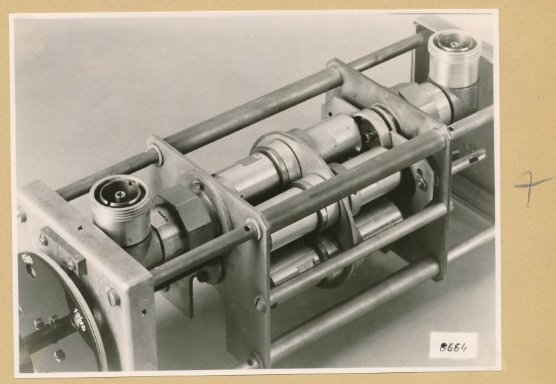 Absorptions-Dämpfungzlinder HF 2846, Seite offen; Foto 1953 (www.industriesalon.de CC BY-SA)
